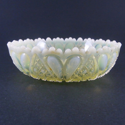 Davidson Primrose Pearline Glass 5.5" 'William & Mary' Bowl - Click Image to Close