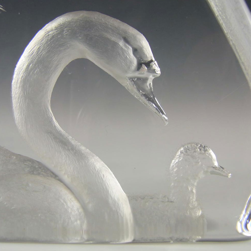 Mats Jonasson #3317 Glass Swan Paperweight - Signed - Click Image to Close