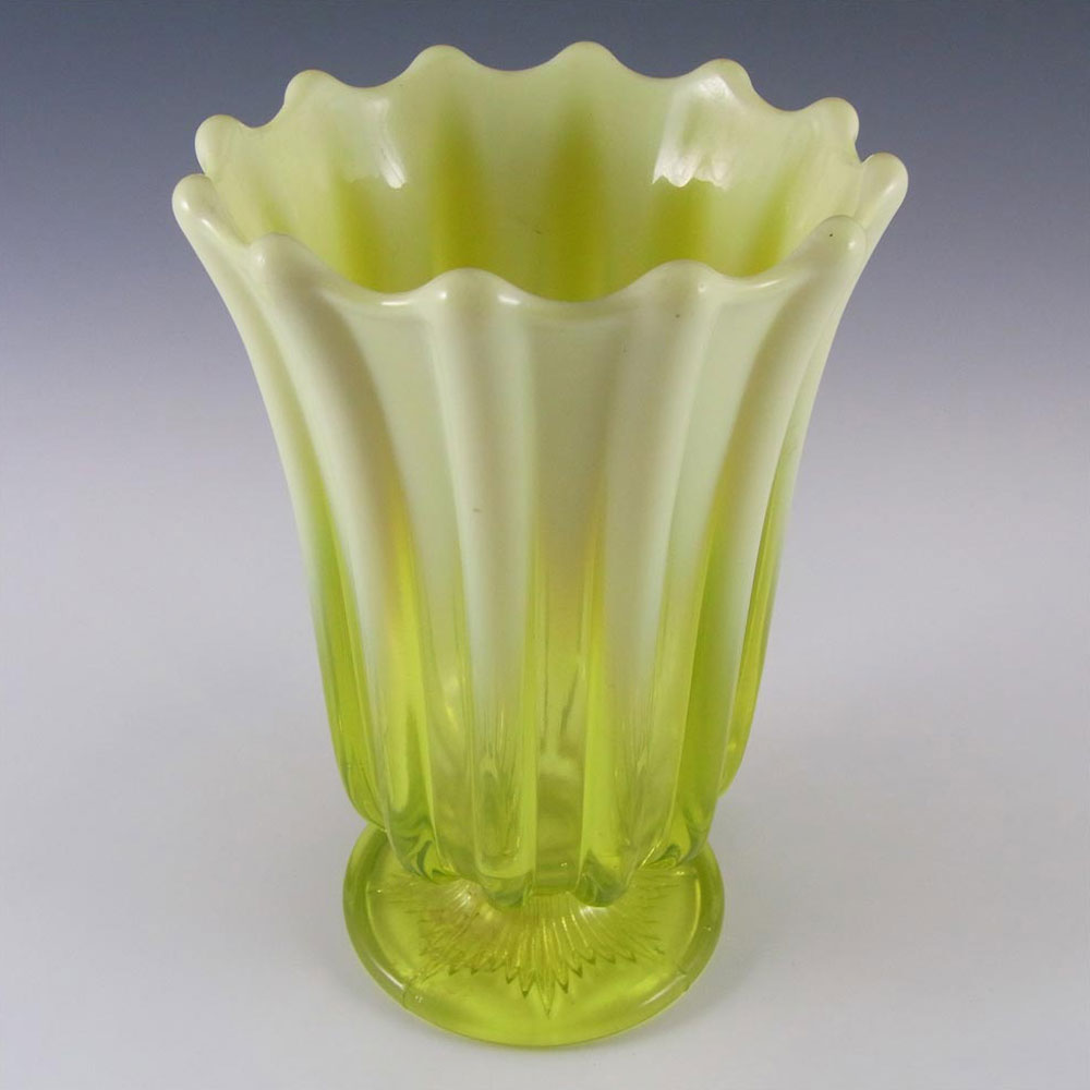 Davidson Primrose Pearline Glass 'Brideshead' Vase - Click Image to Close