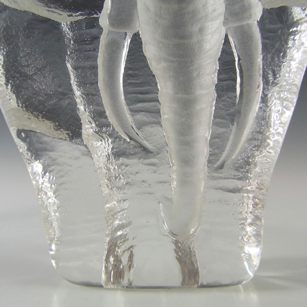 Mats Jonasson / Royal Krona #33139 Glass Elephant Paperweight - Signed - Click Image to Close
