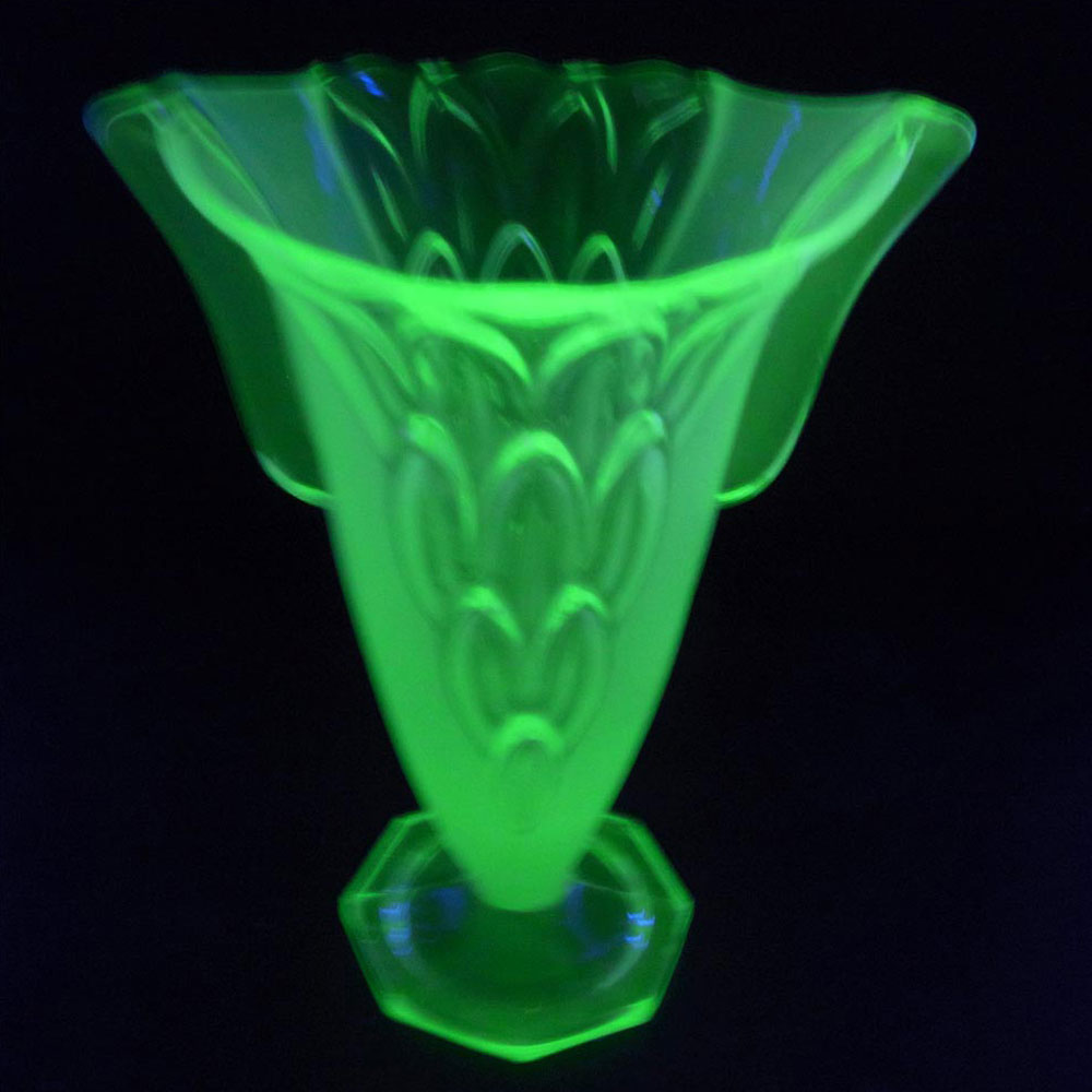 Stölzle #19085 Czech Art Deco Uranium Green Glass Vase - Click Image to Close