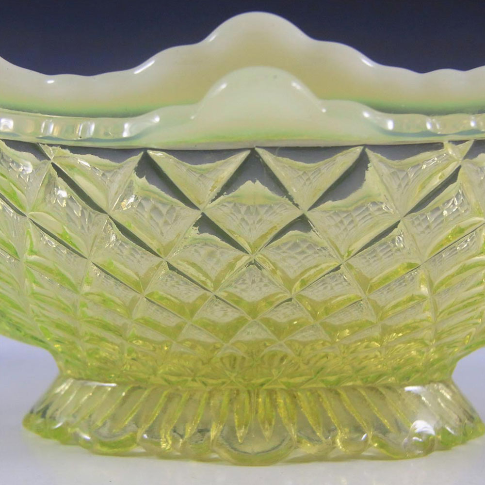 (image for) Davidson Primrose Pearline Glass 'Quilted Pillow Sham' Bowl - Click Image to Close