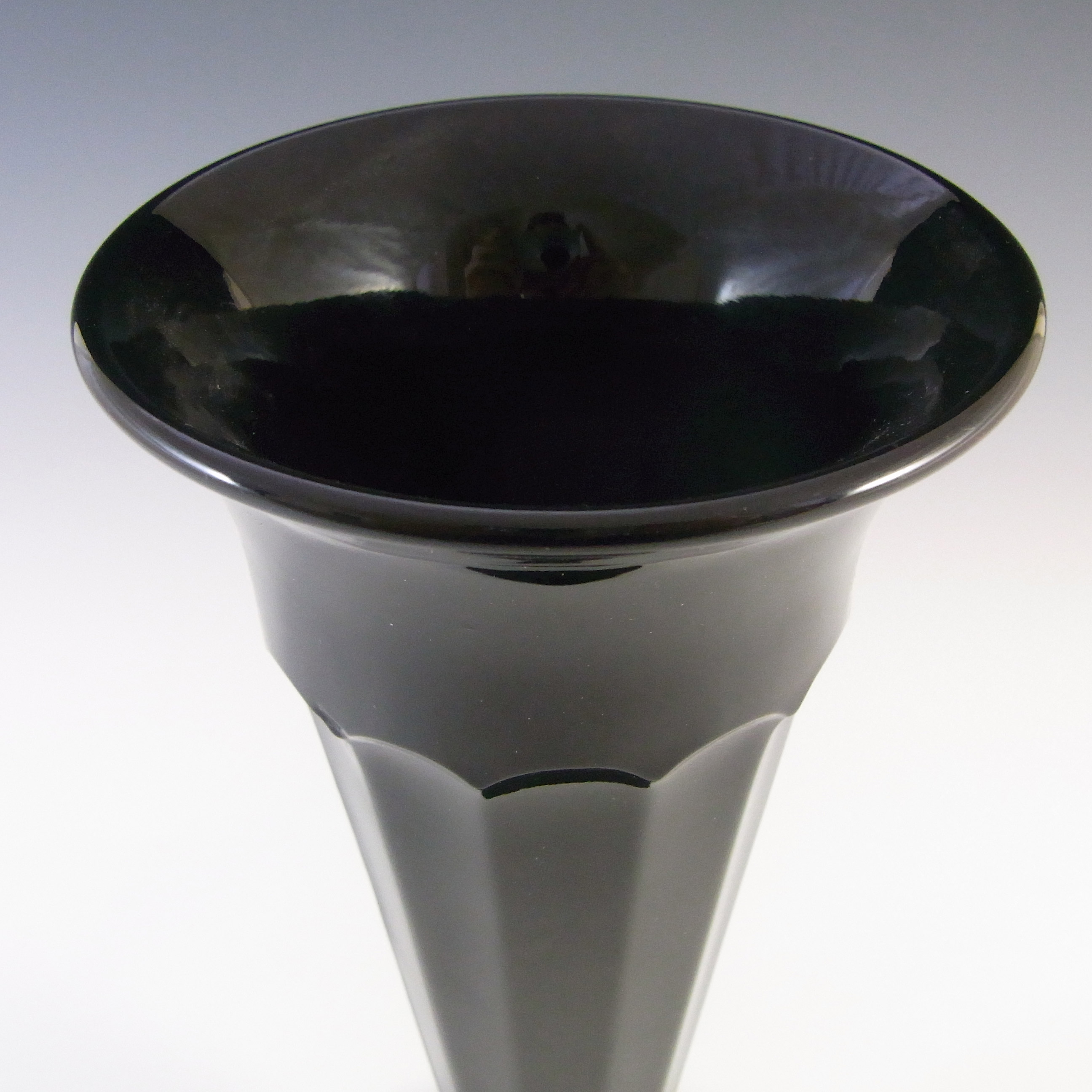 Davidson Art Deco 1930's Jet Black Glossy Glass Vase #50 - Click Image to Close