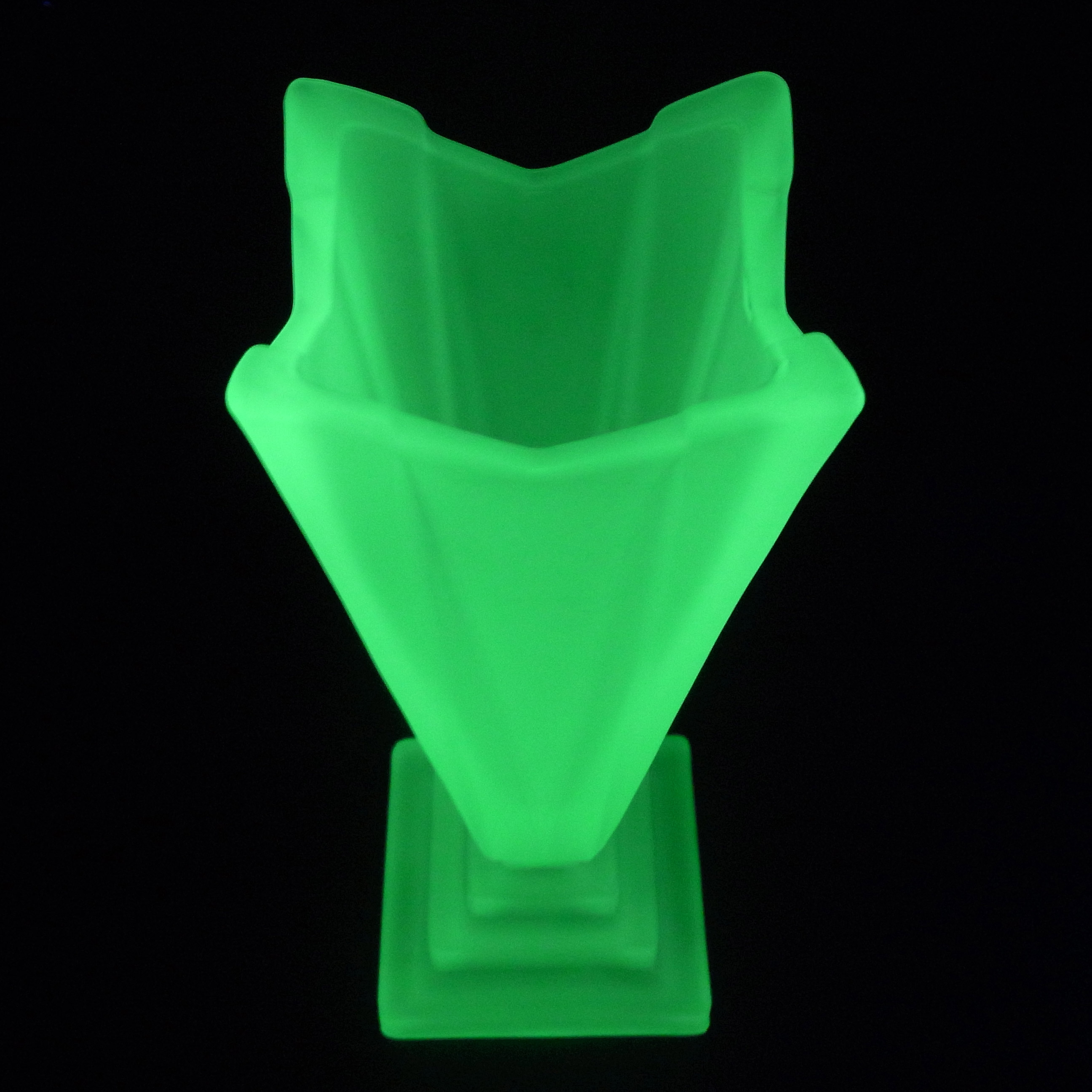 (image for) Bagley #1333 Art Deco 7.5" Uranium Green Glass 'Wyndham' Vase - Click Image to Close