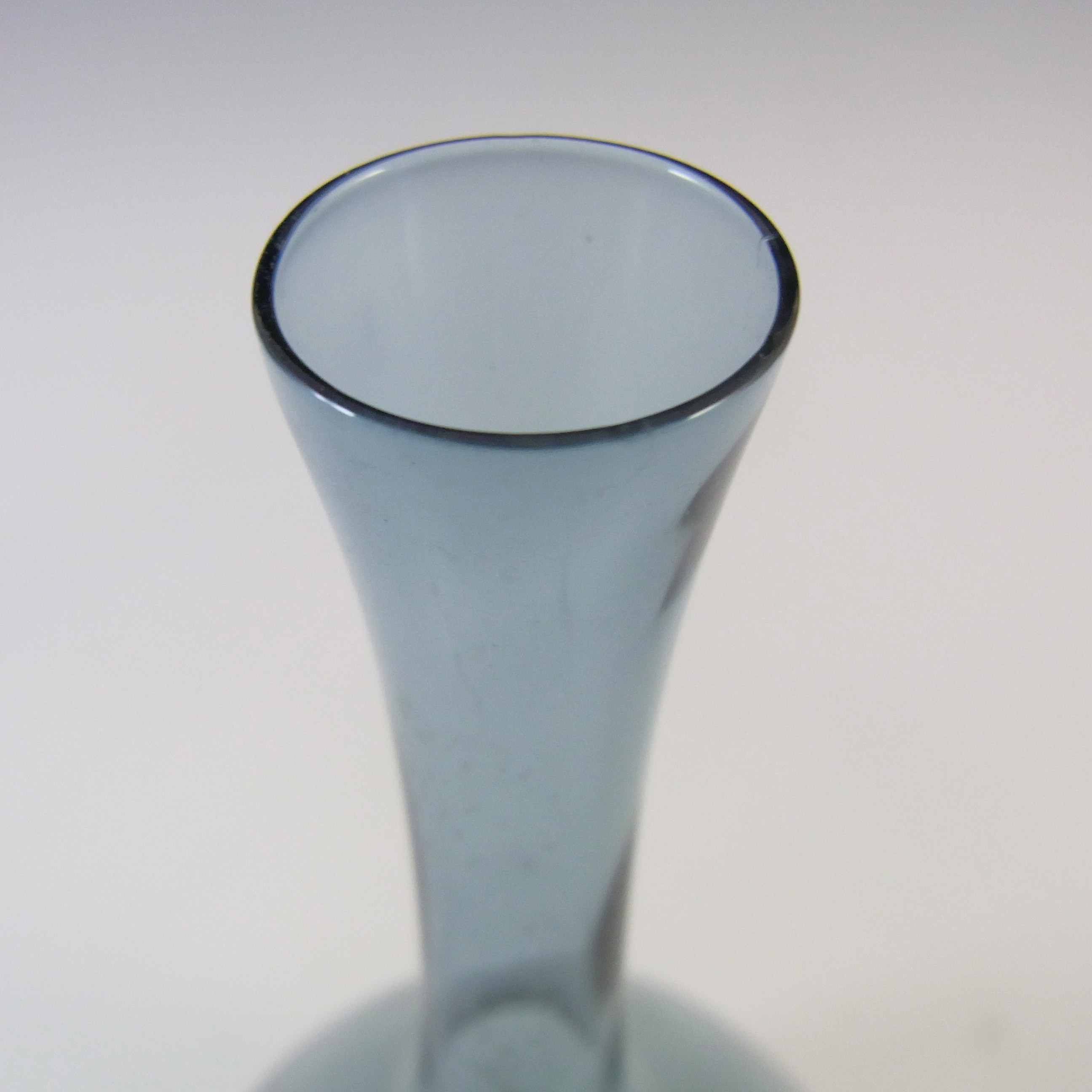 Gullaskruf Swedish Blue Glass 5.25" Vase - Arthur Percy 1952 - Click Image to Close