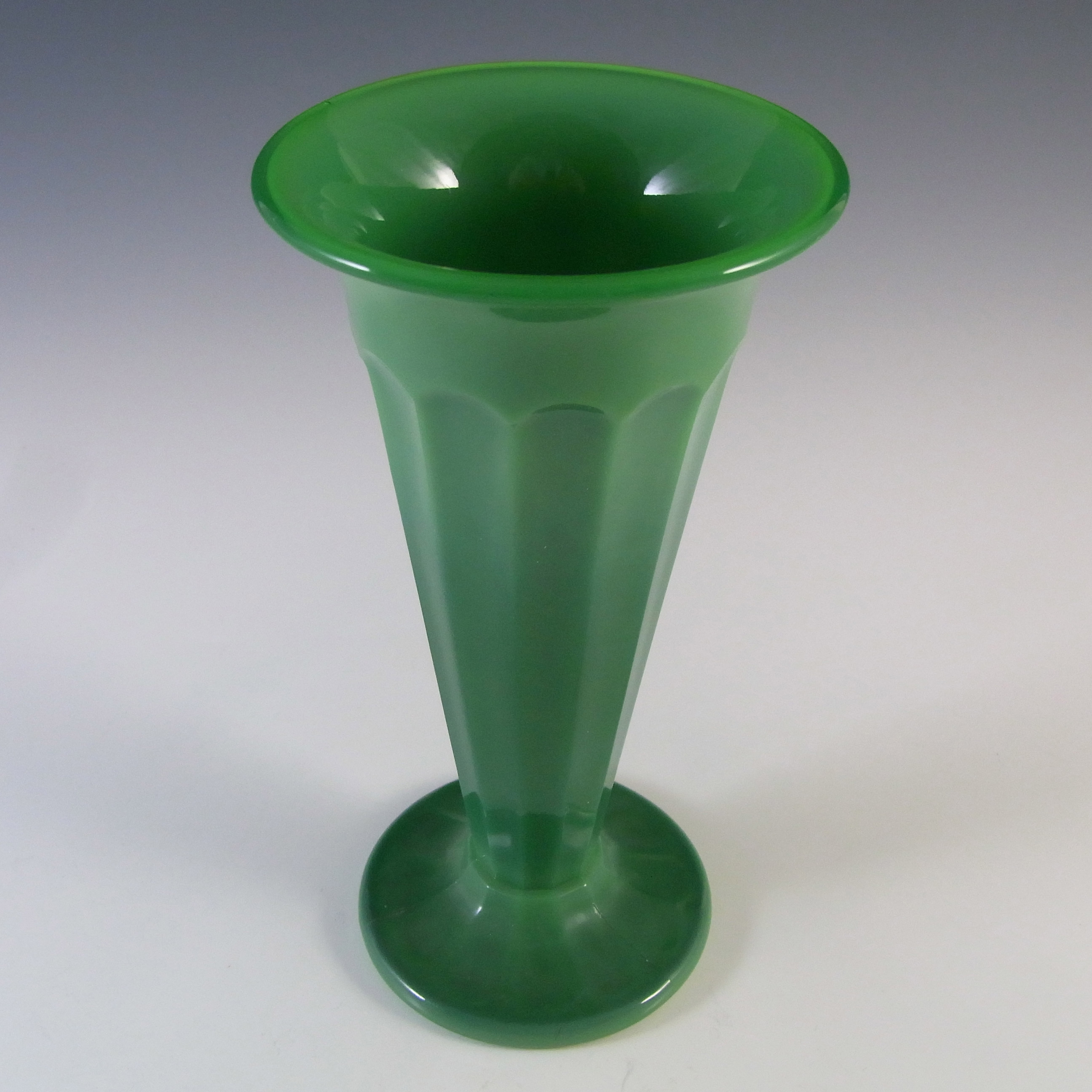 (image for) Davidson Art Deco 7.5" Jade Green Glass Vase #51 - Click Image to Close