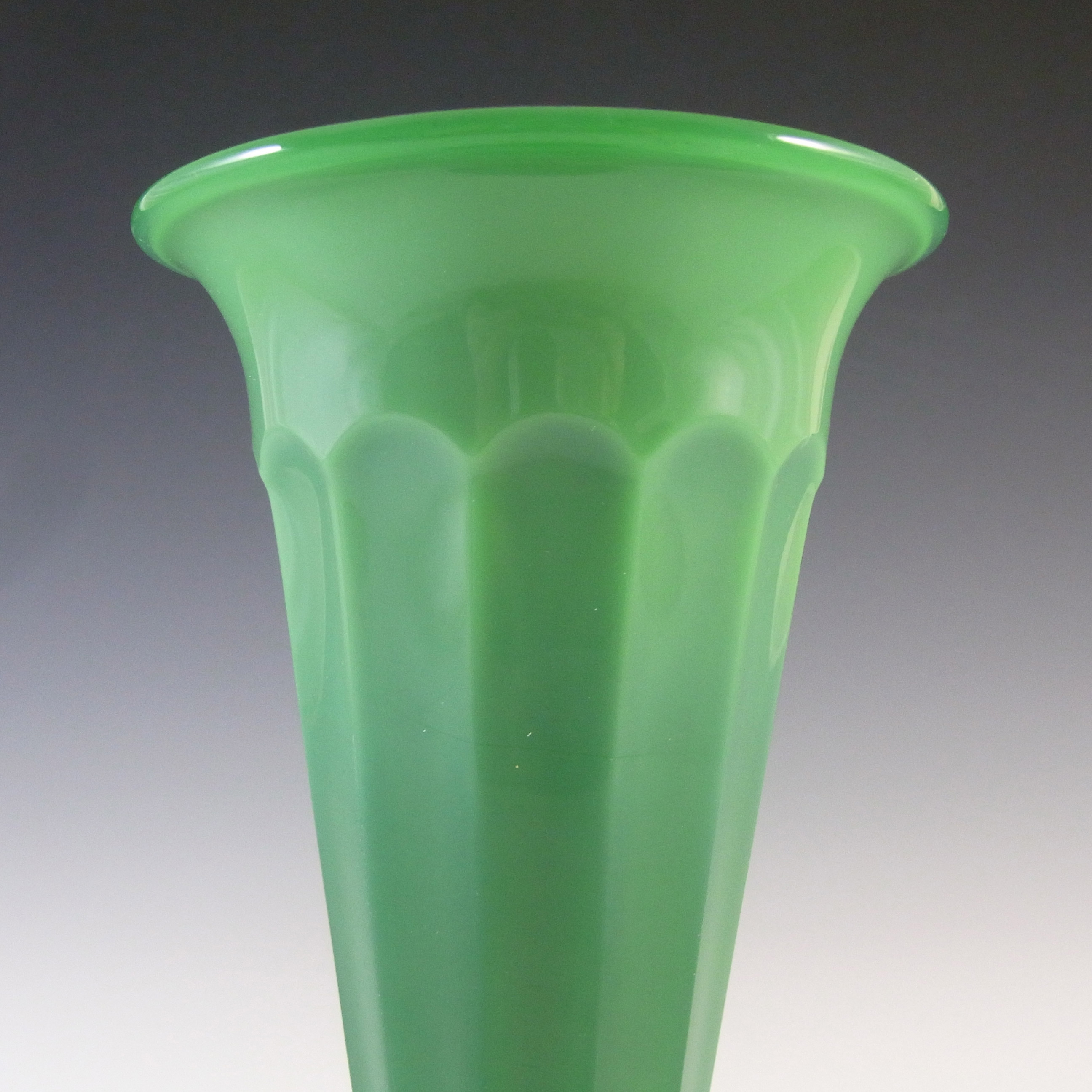 (image for) Davidson Art Deco 7.5" Jade Green Glass Vase #51 - Click Image to Close