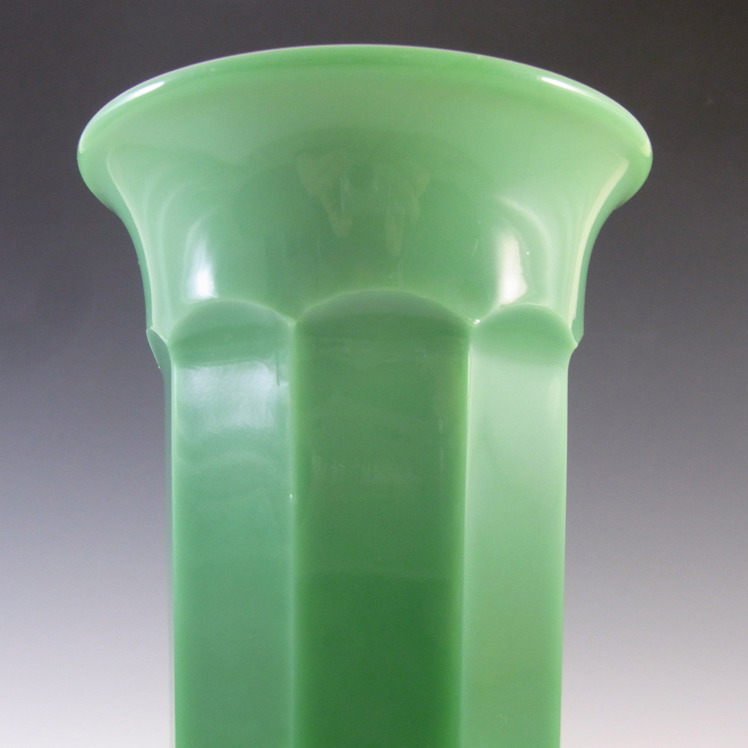(image for) Davidson Art Deco 8" Jade Green Glass Vase #279 - Click Image to Close