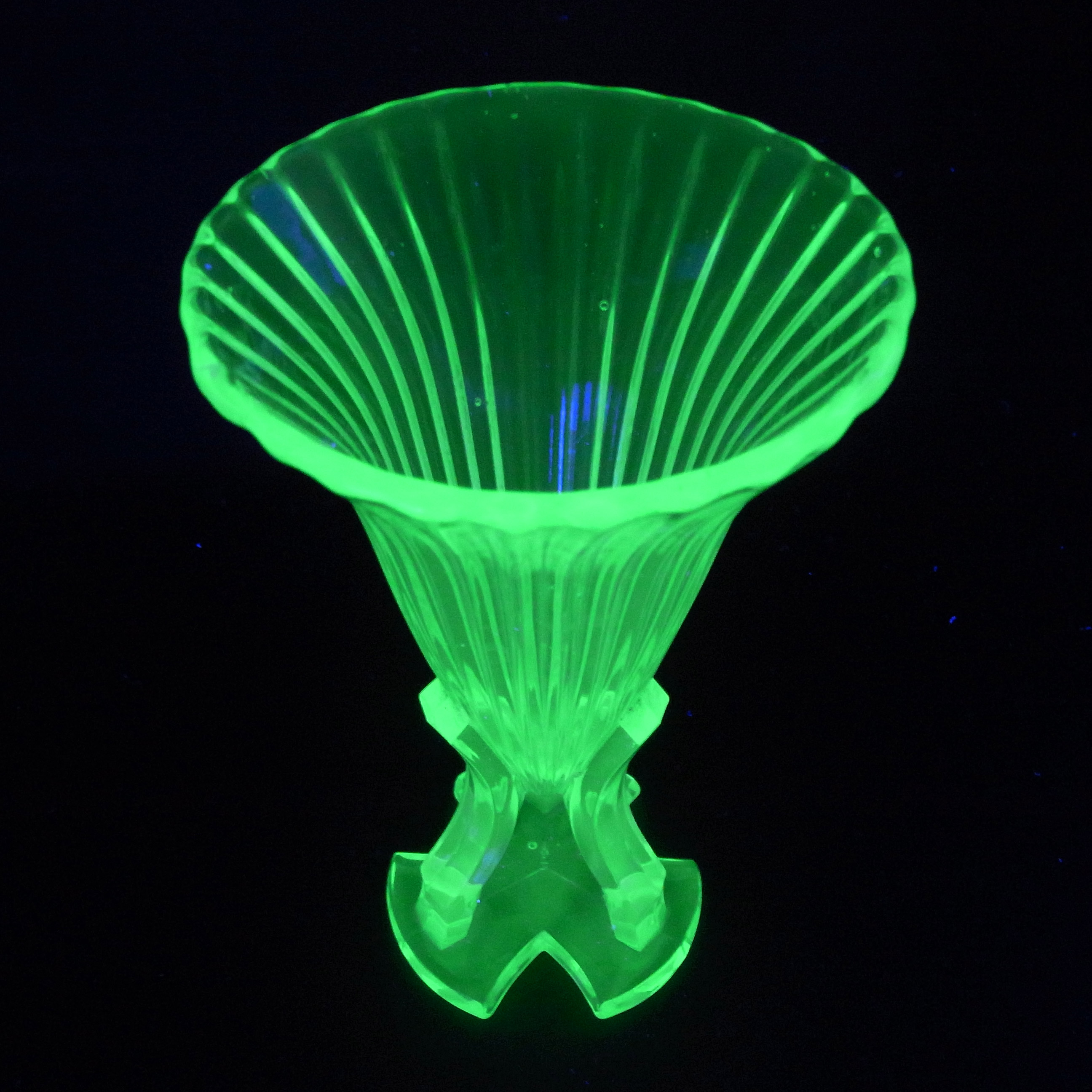Czech Art Deco 1930's Uranium Green Glass Rocket Vase - Click Image to Close