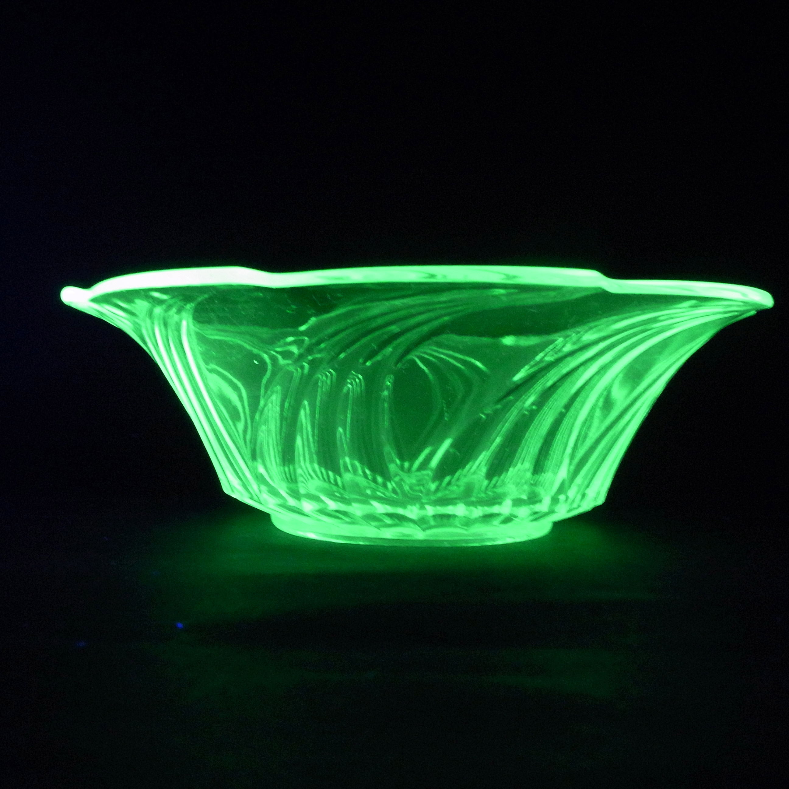 (image for) Art Deco Vintage 1930's Uranium Green Glass Bowl - Click Image to Close