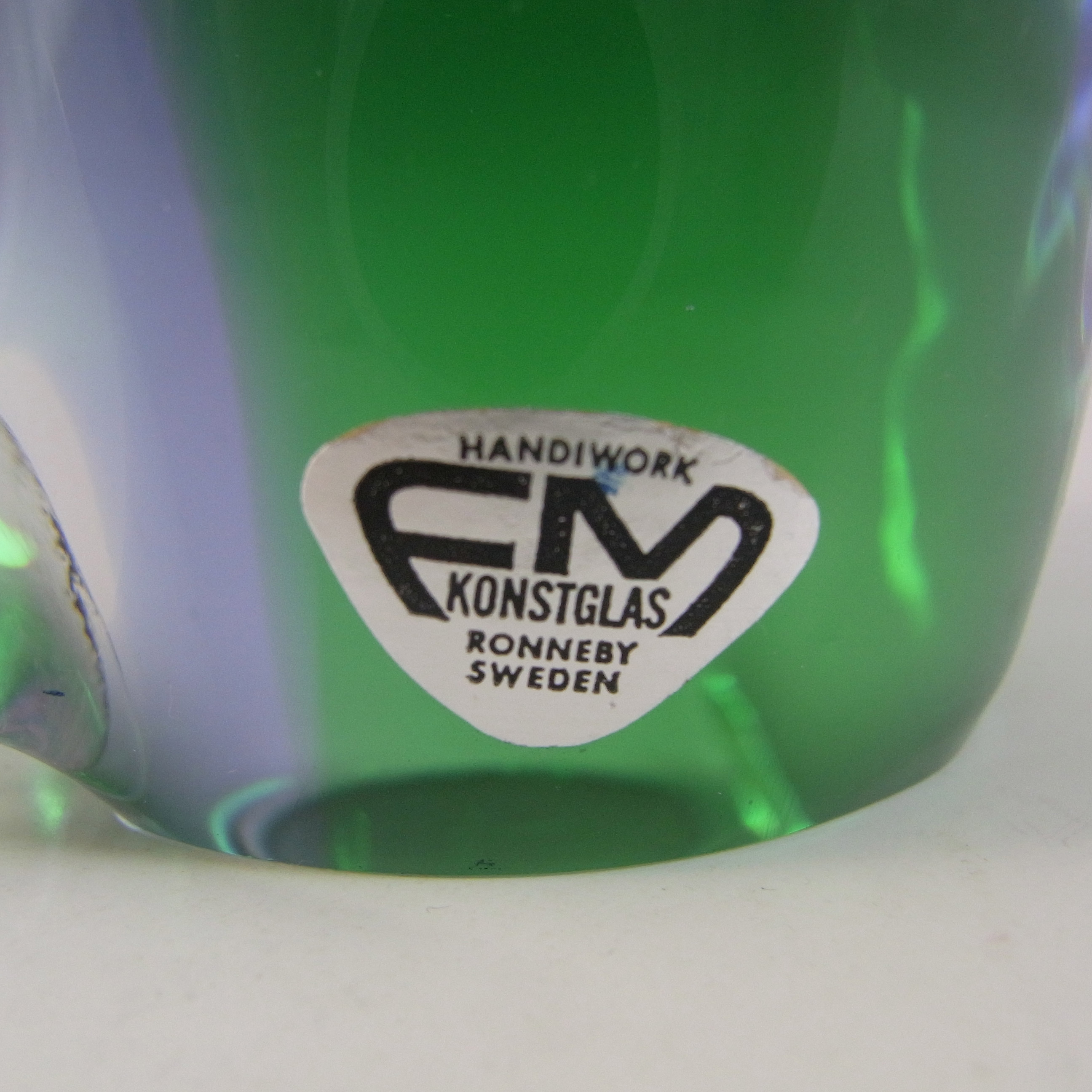LABELLED FM Konstglas/Ronneby Neodymium Glass Penguin - Click Image to Close