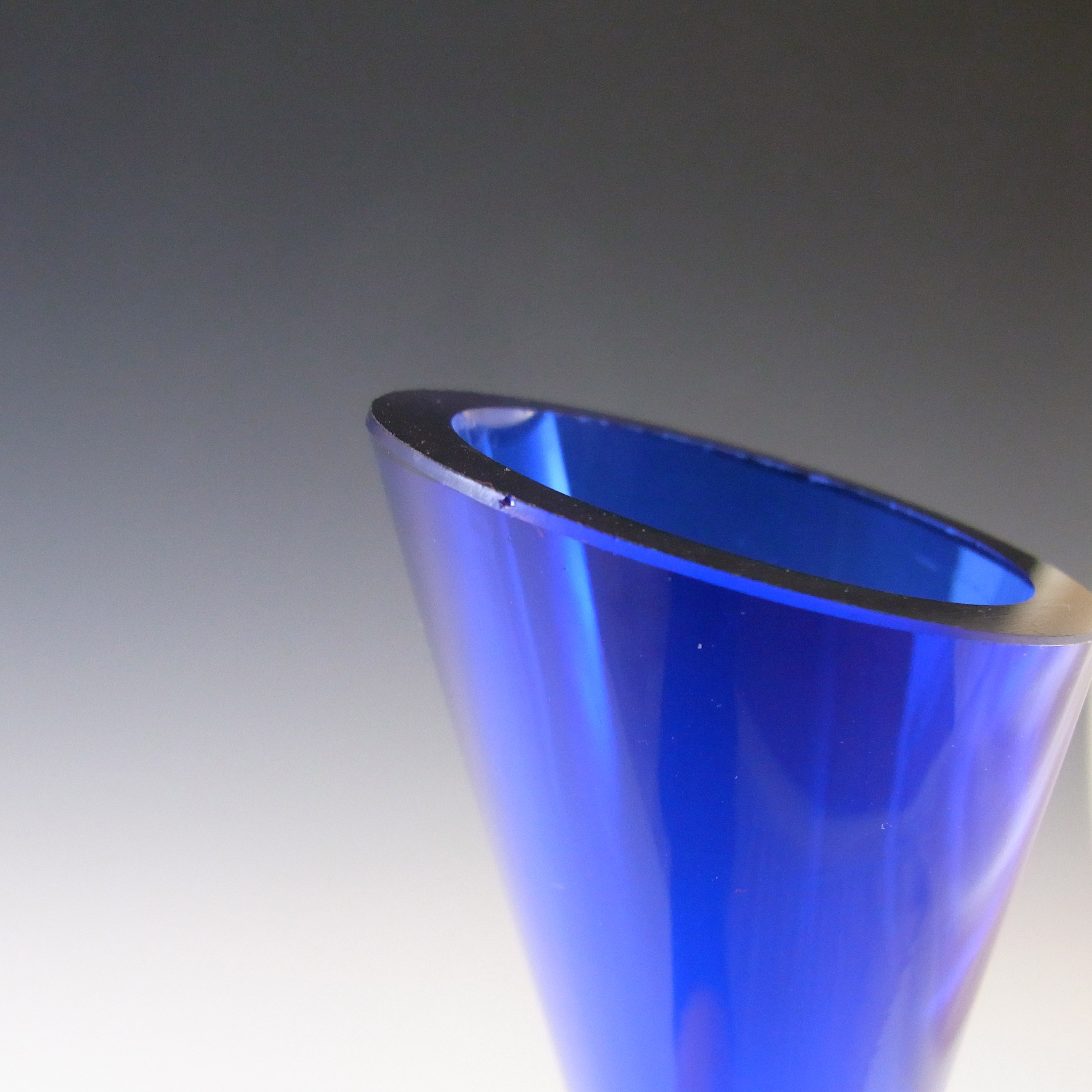 HUGE Gullaskruf/Arthur Percy Swedish Blue Glass Vase - Click Image to Close