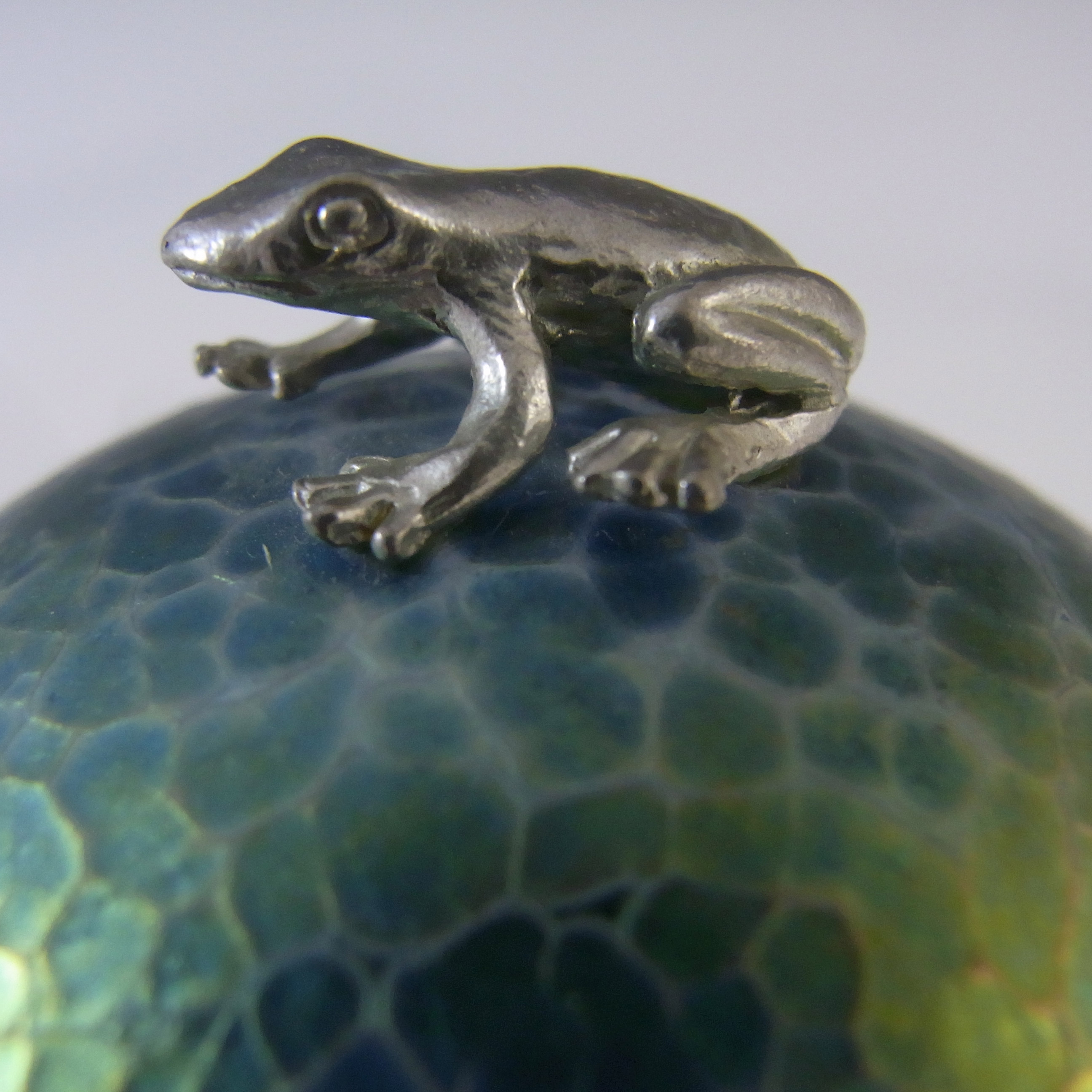 (image for) Heron Glass Blue Iridescent Pebble Paperweight & Frog Sculpture - Click Image to Close