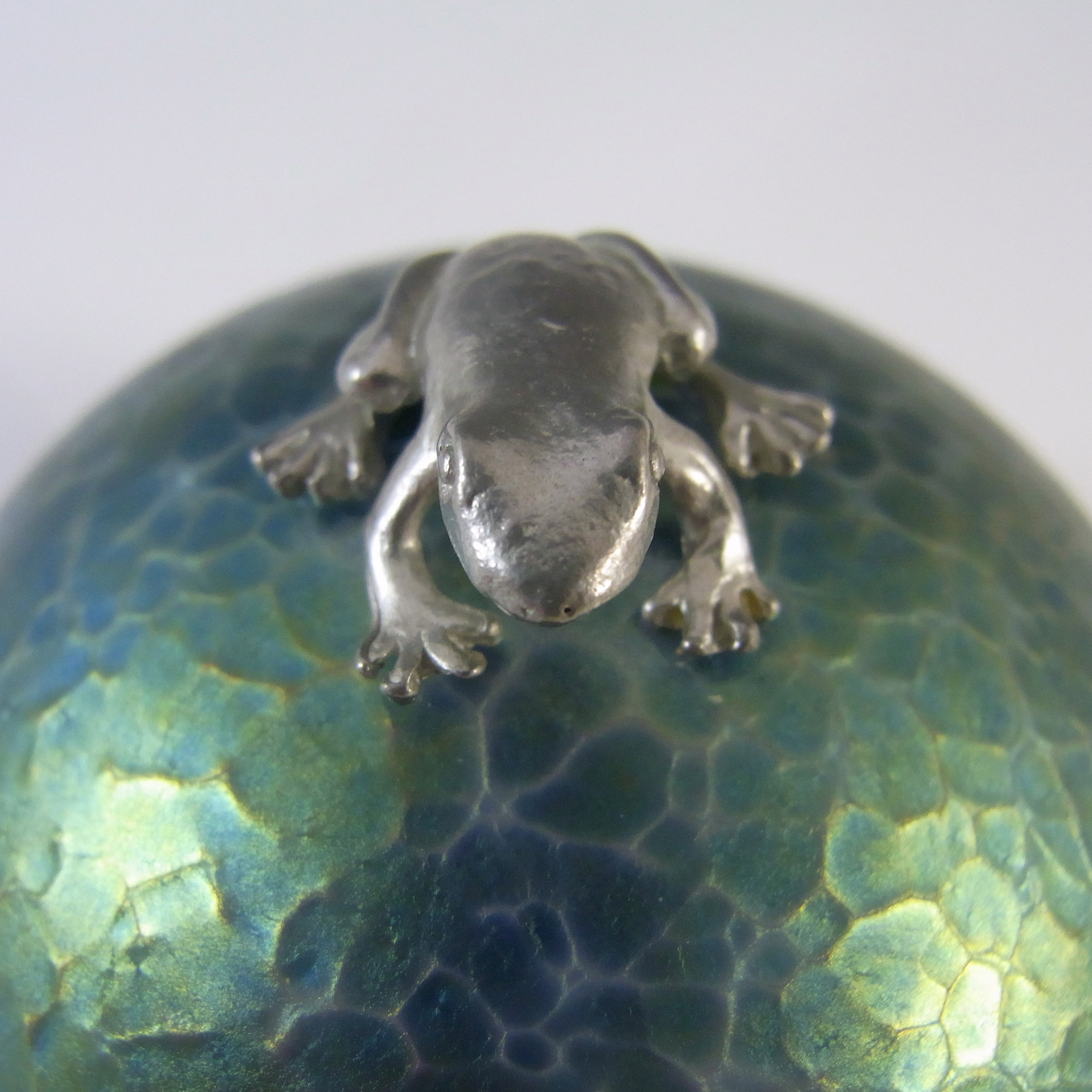Heron Glass Blue Iridescent Pebble Paperweight & Frog Sculpture - Click Image to Close