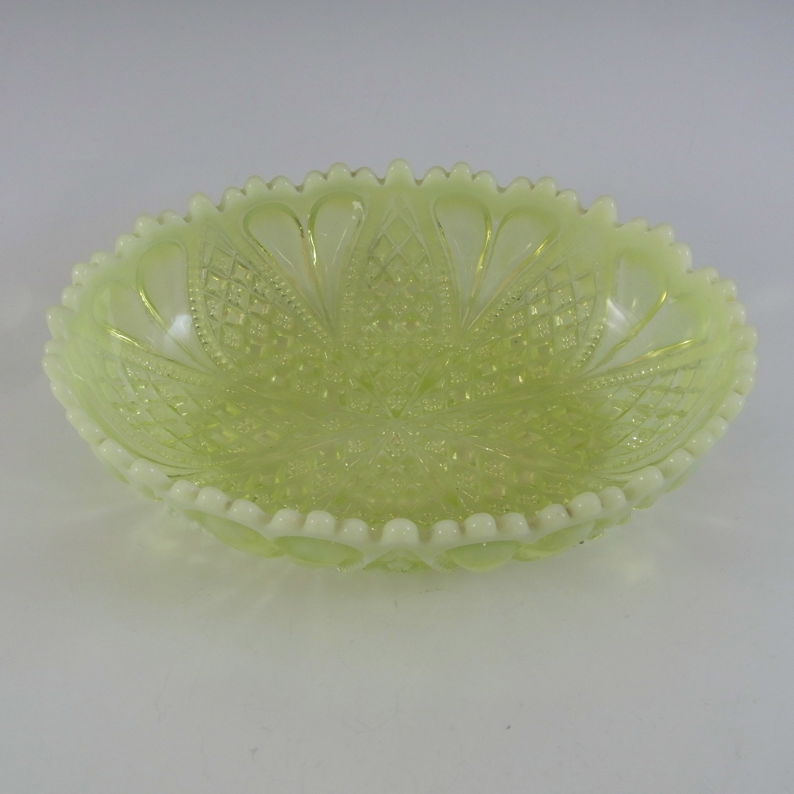 Davidson Primrose Pearline Glass 7.5" 'William & Mary' Bowl - Click Image to Close