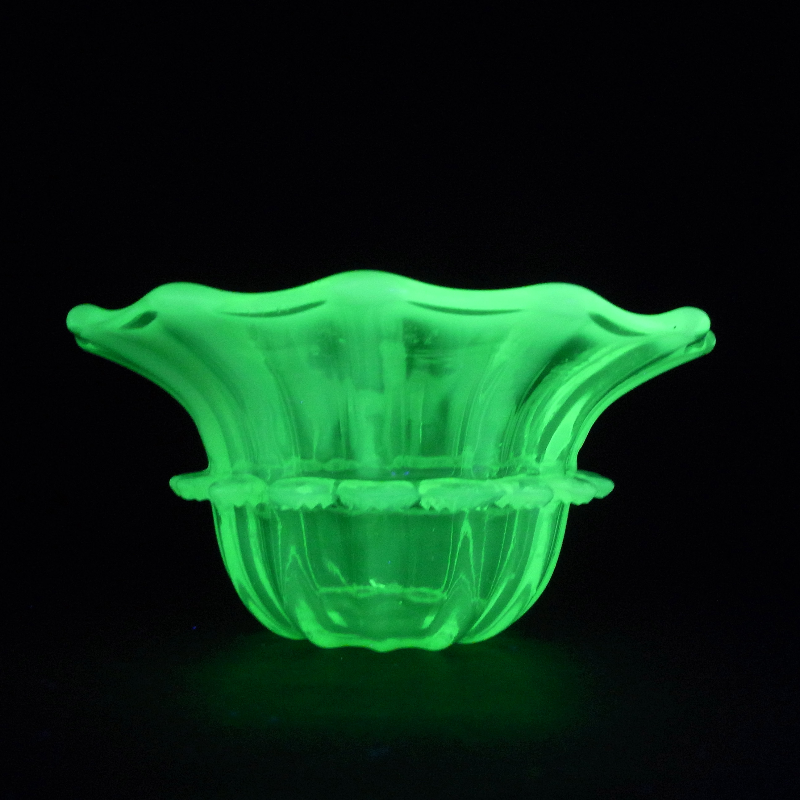 (image for) Victorian Antique Vaseline/Uranium Opalescent Yellow Glass Bowl - Click Image to Close