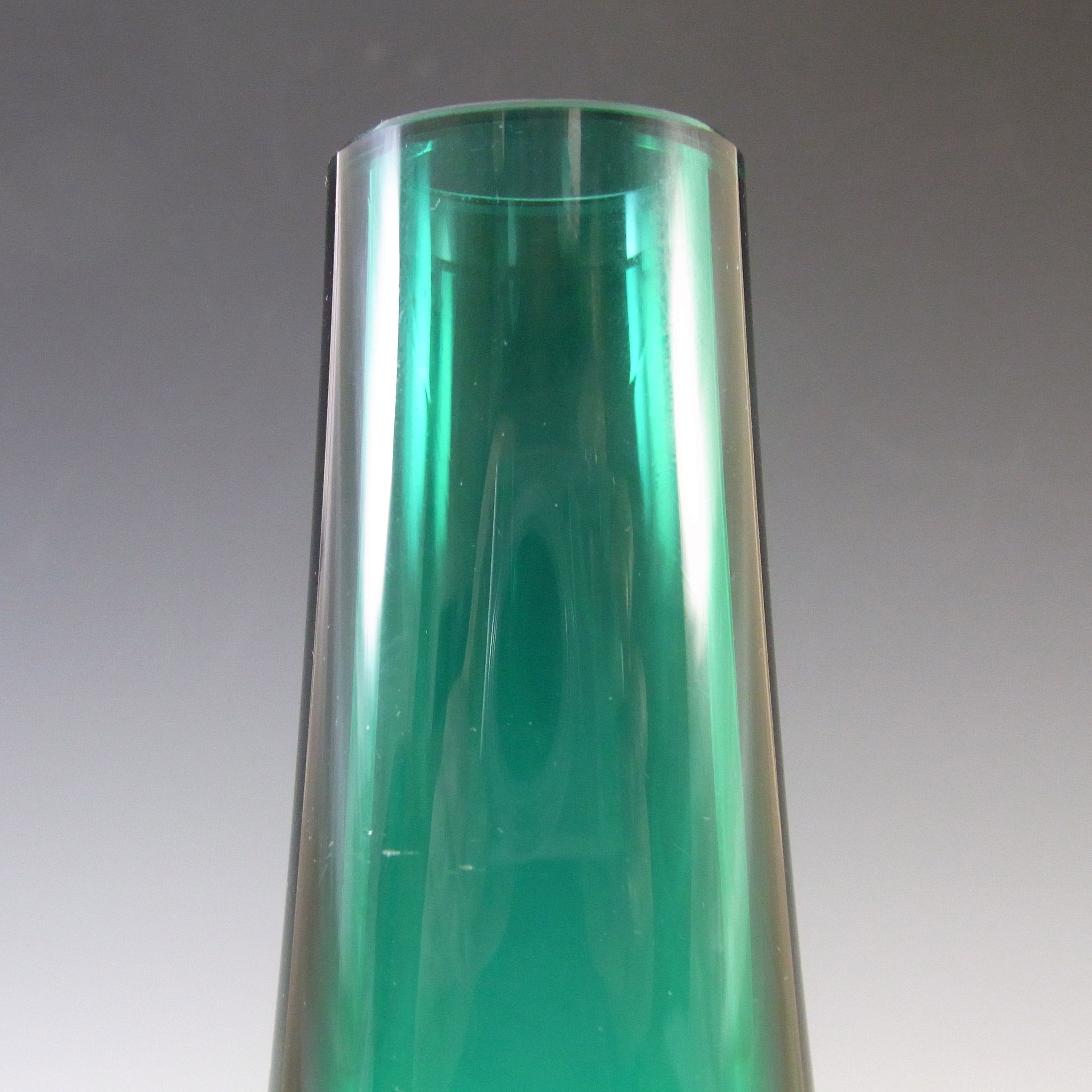 Whitefriars #9571 Green Glass Teardrop Vase - Click Image to Close