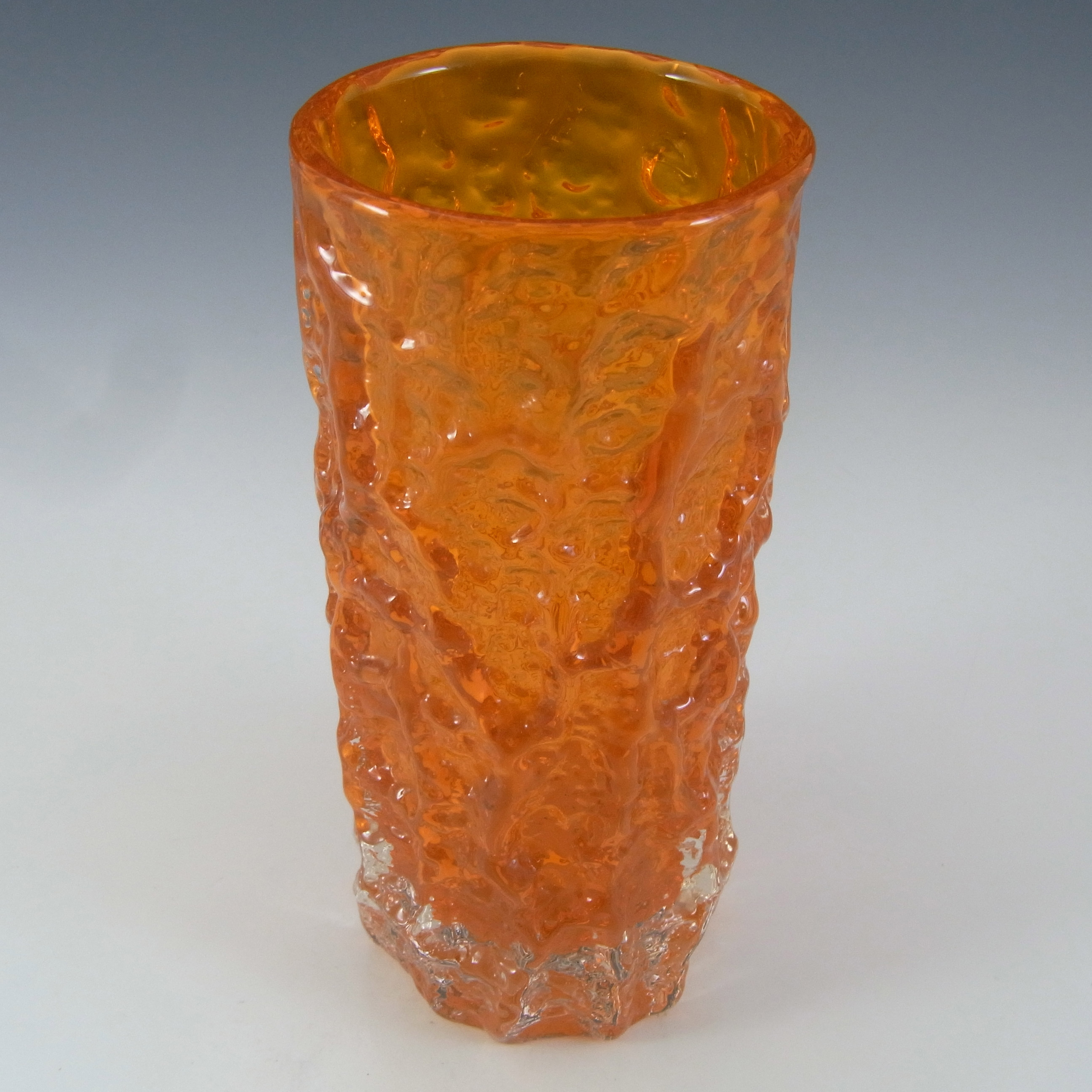 Whitefriars #9690 Baxter 7.5" Tangerine Glass Textured Bark Vase - Click Image to Close