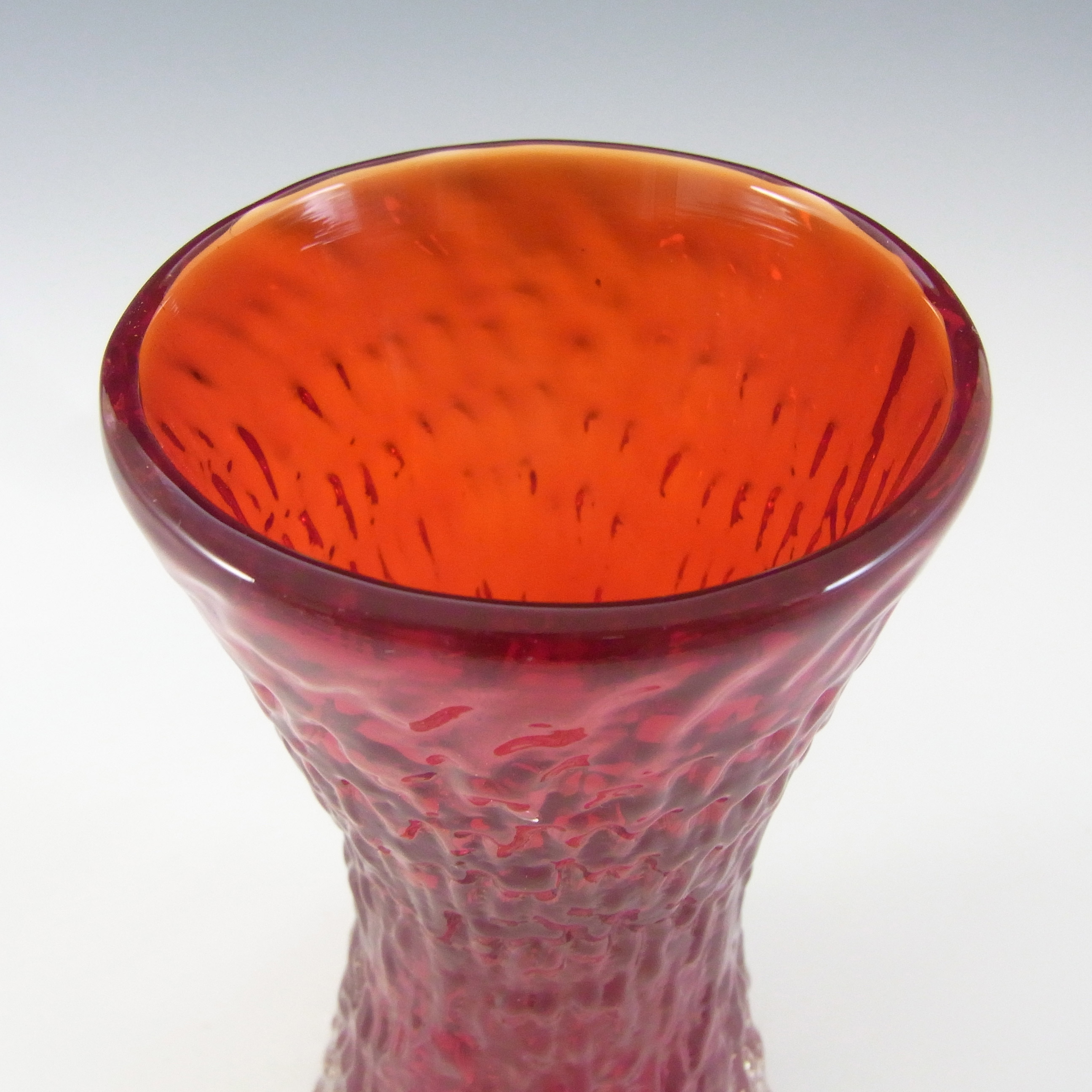 Whitefriars #9836 Baxter Ruby Red Textured Glass Hourglass Vase - Click Image to Close