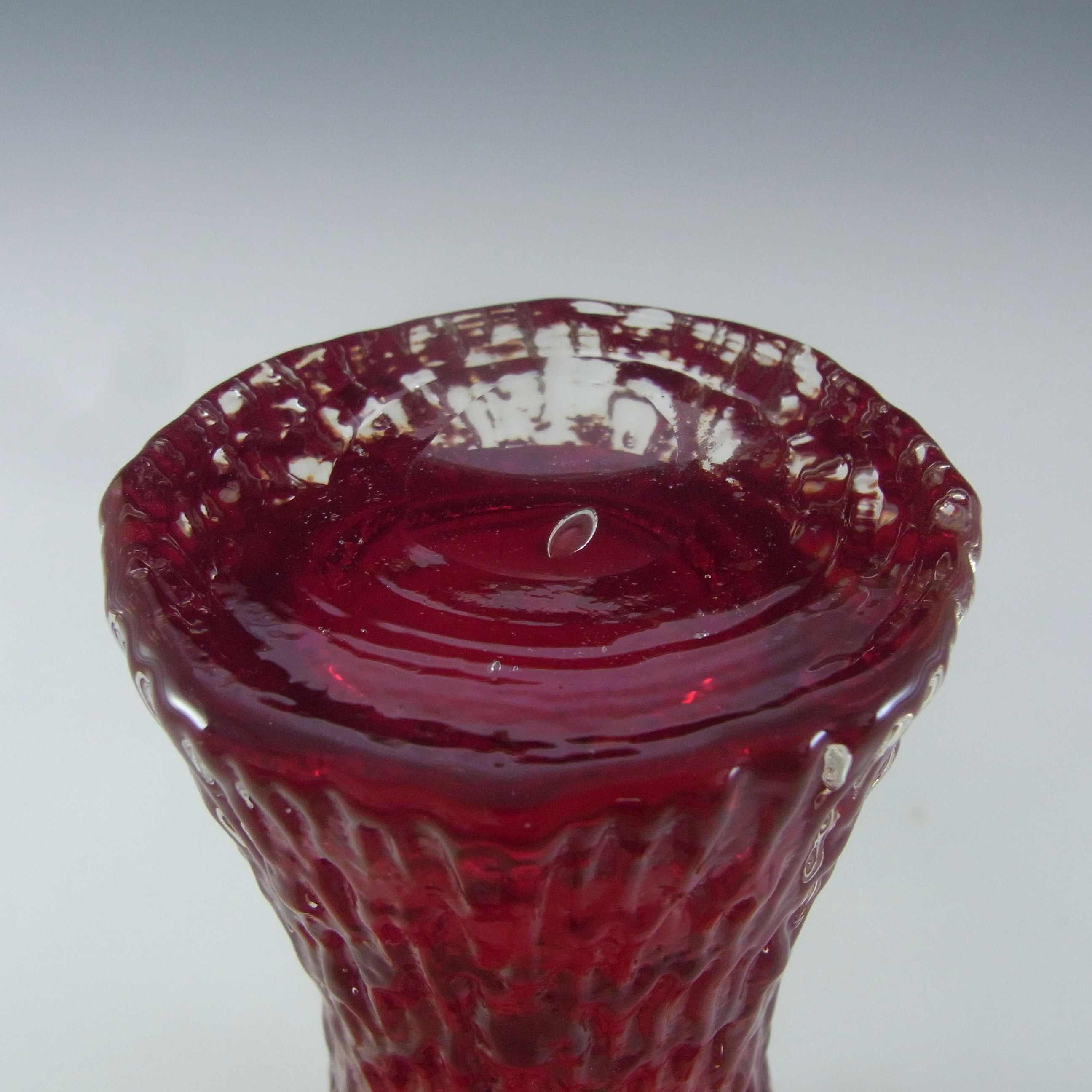 Whitefriars #9836 Baxter Ruby Red Textured Glass Hourglass Vase - Click Image to Close