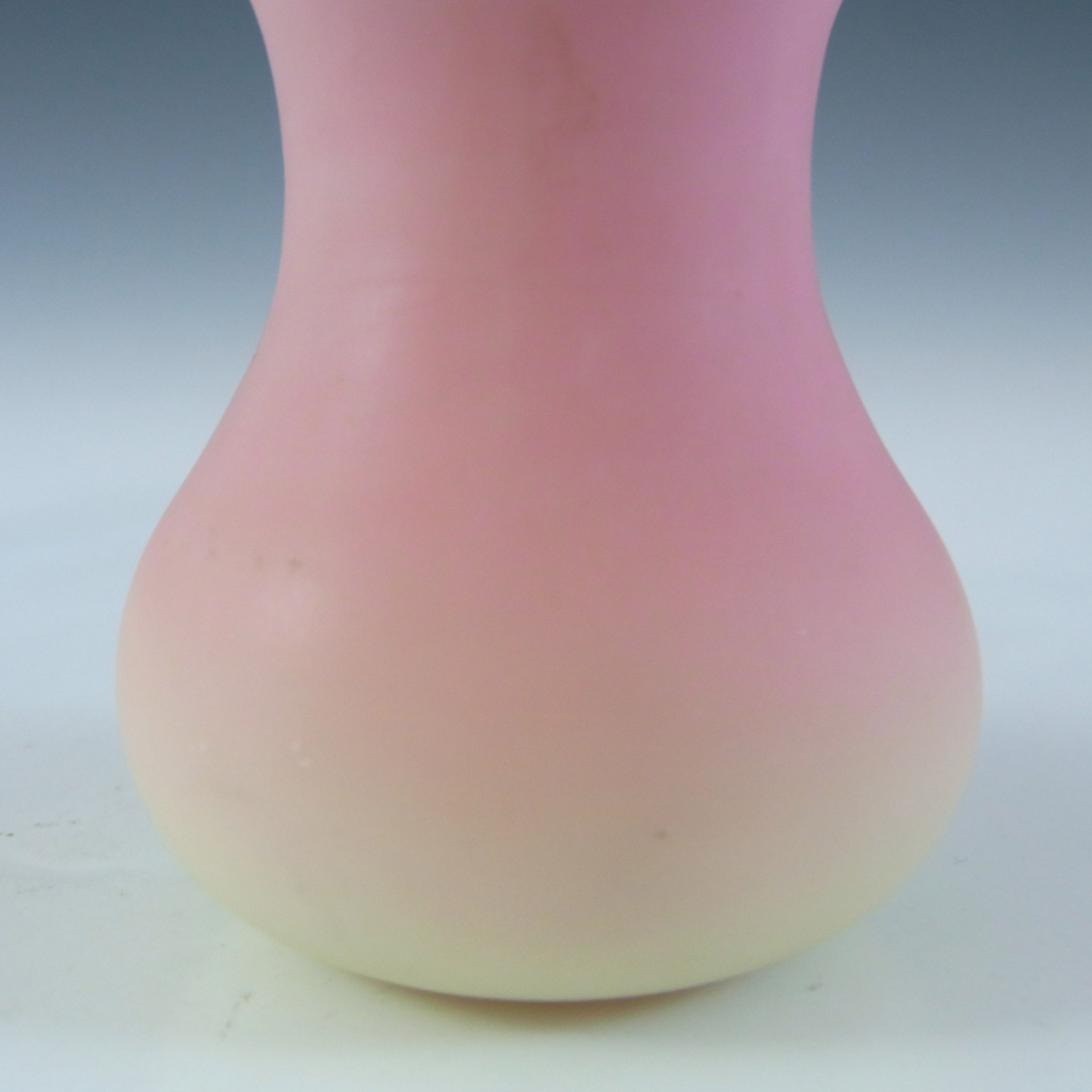 Thomas Webb Victorian Burmese Uranium Satin Glass Vase - Click Image to Close