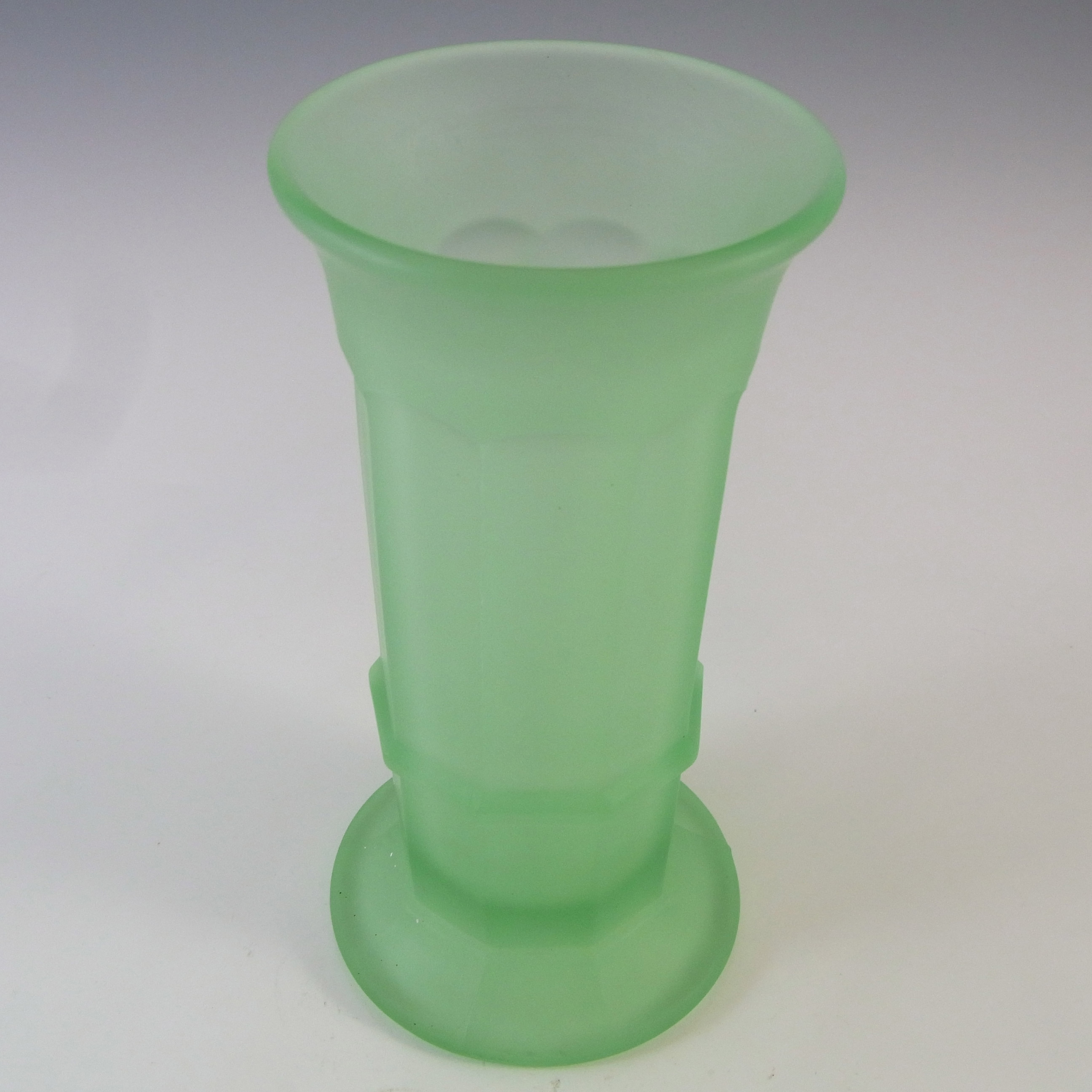 (image for) Davidson Vintage Art Deco Frosted Green Glass Vase #279 - Click Image to Close