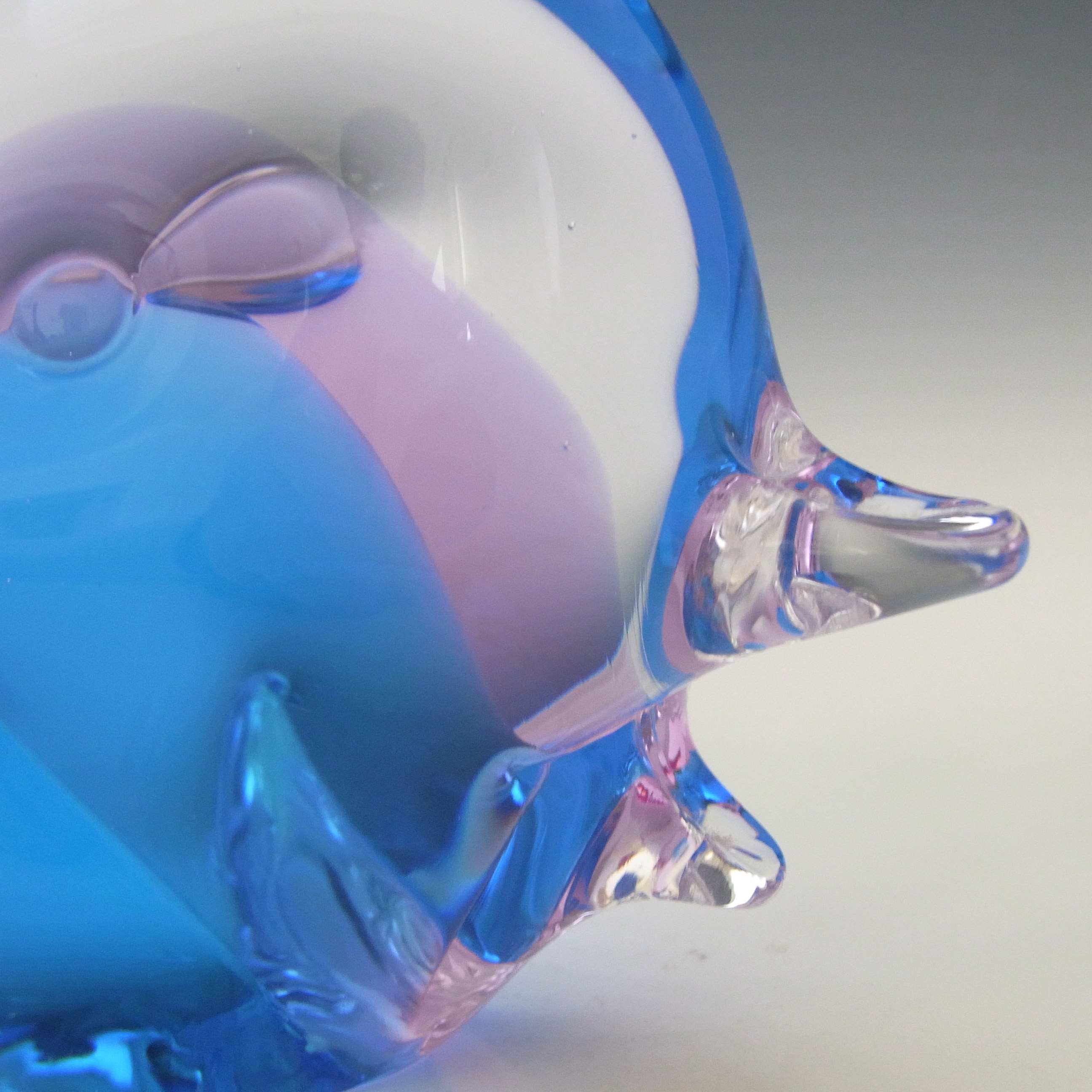 FM Konstglas Neodymium Lilac & Blue Glass Fish - Labelled - Click Image to Close
