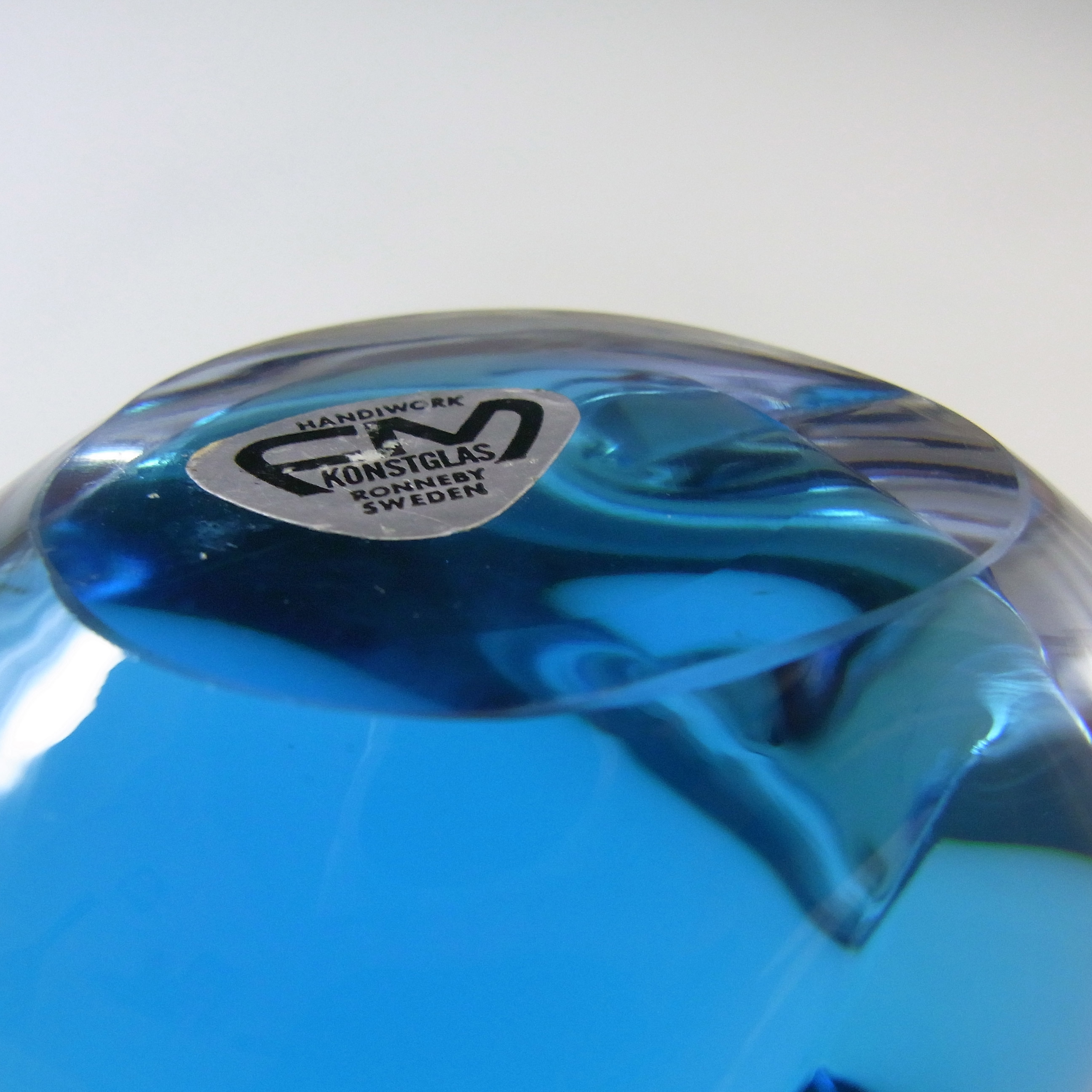 FM Konstglas Neodymium Lilac & Blue Glass Fish - Labelled - Click Image to Close