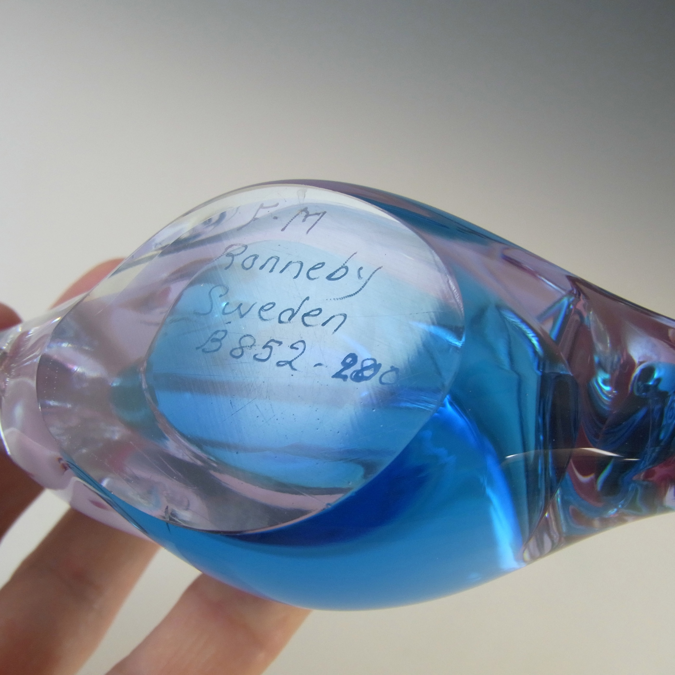 SIGNED FM Konstglas Neodymium Lilac & Blue Glass Fish B852 - Click Image to Close