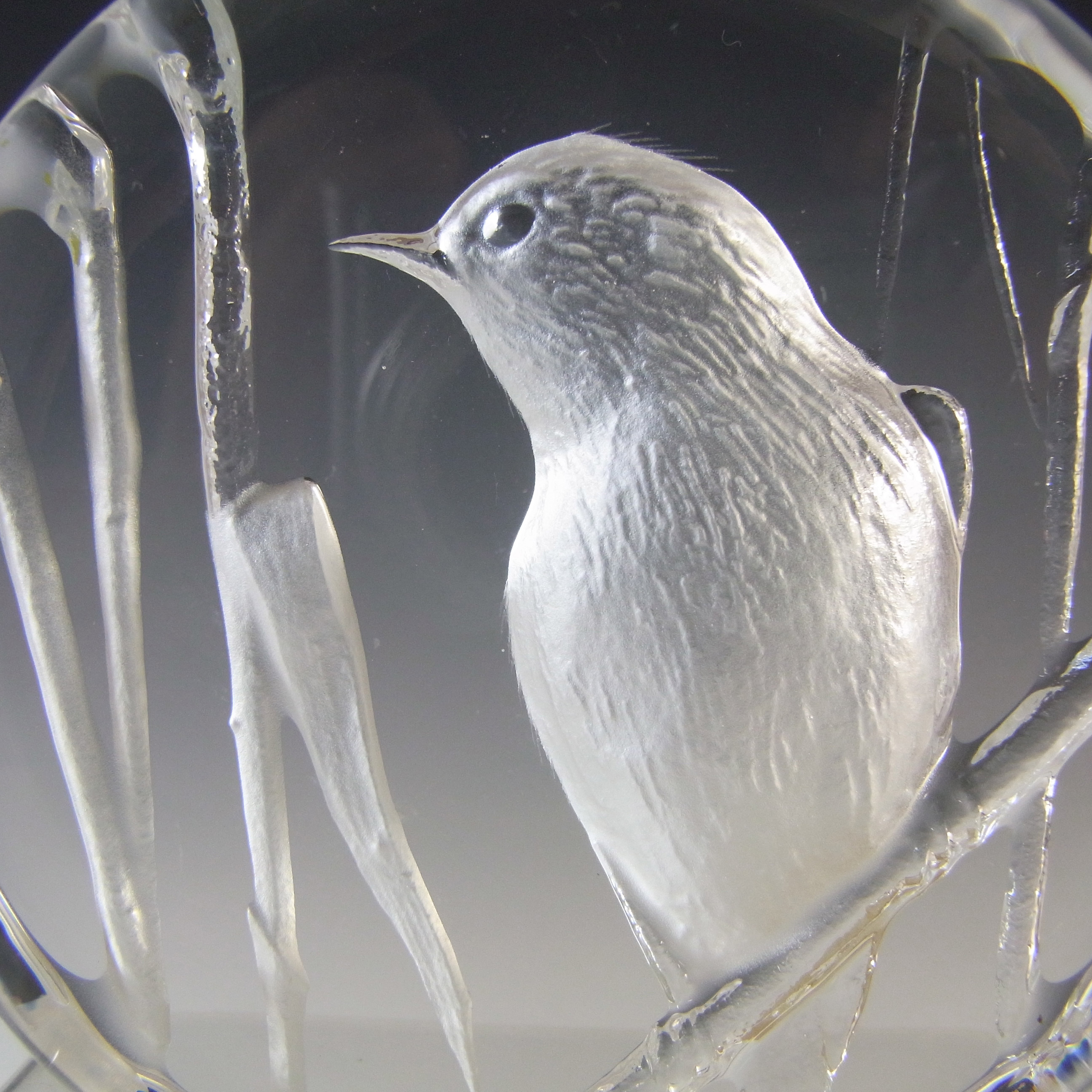 Mats Jonasson #9164 Swedish Glass Bird Paperweight - Signed - Click Image to Close