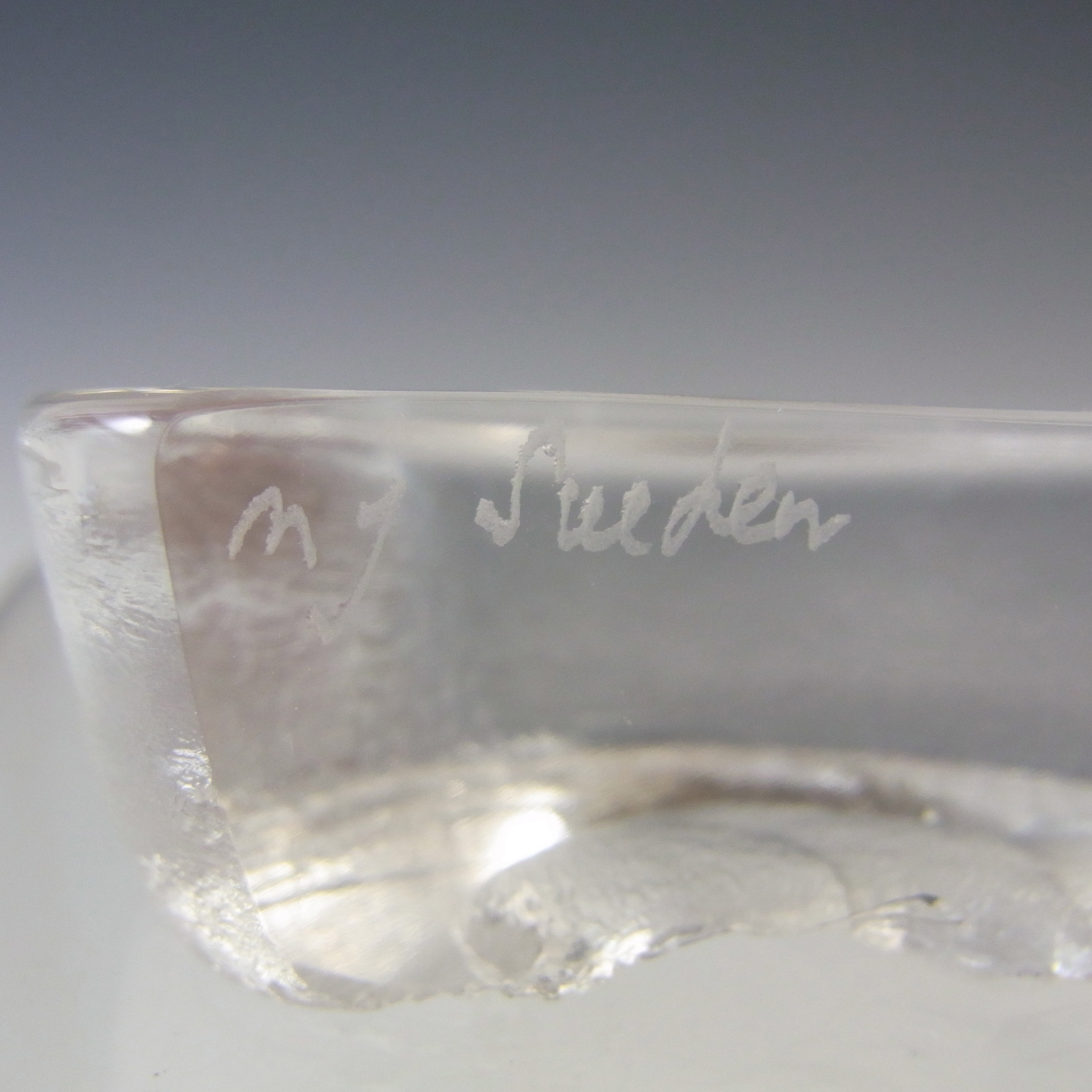 (image for) SIGNED & LABELLED Mats Jonasson Glass Mouse Paperweight - Click Image to Close