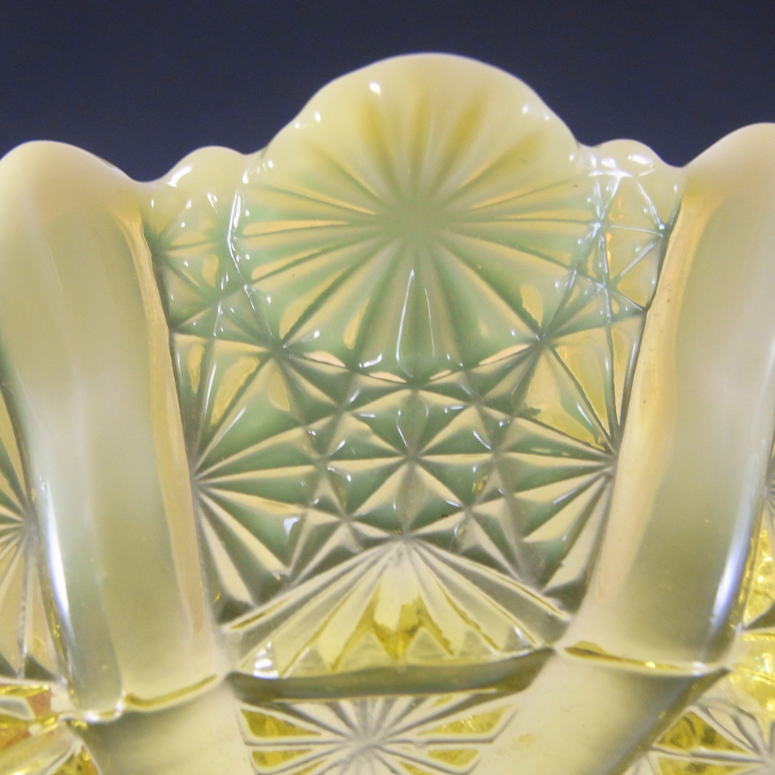 Davidson Primrose Pearline Glass 'Lady Chippendale' 6.5" Bowl - Click Image to Close