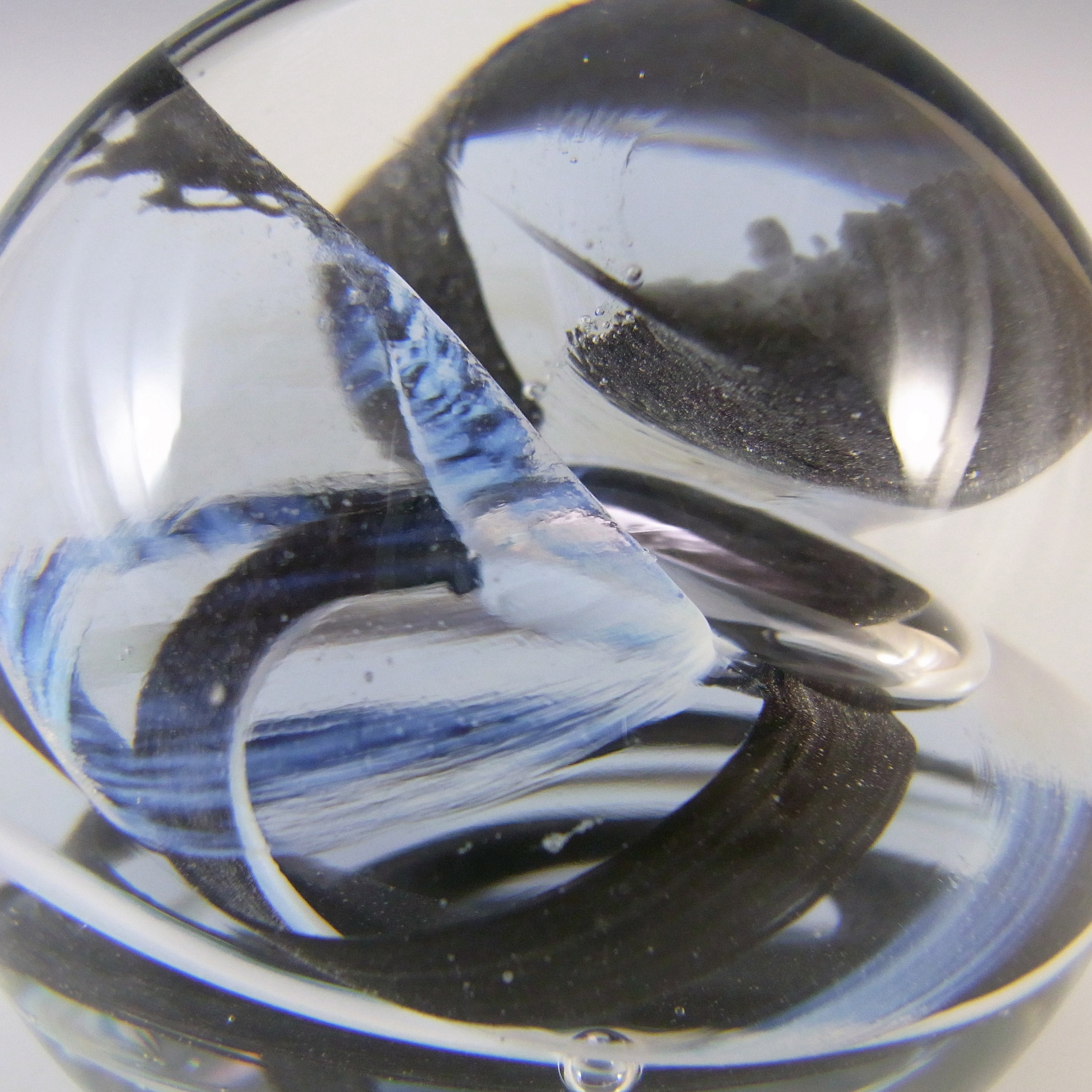 (image for) MARKED Caithness Black & White Glass "Streamers" Paperweight - Click Image to Close