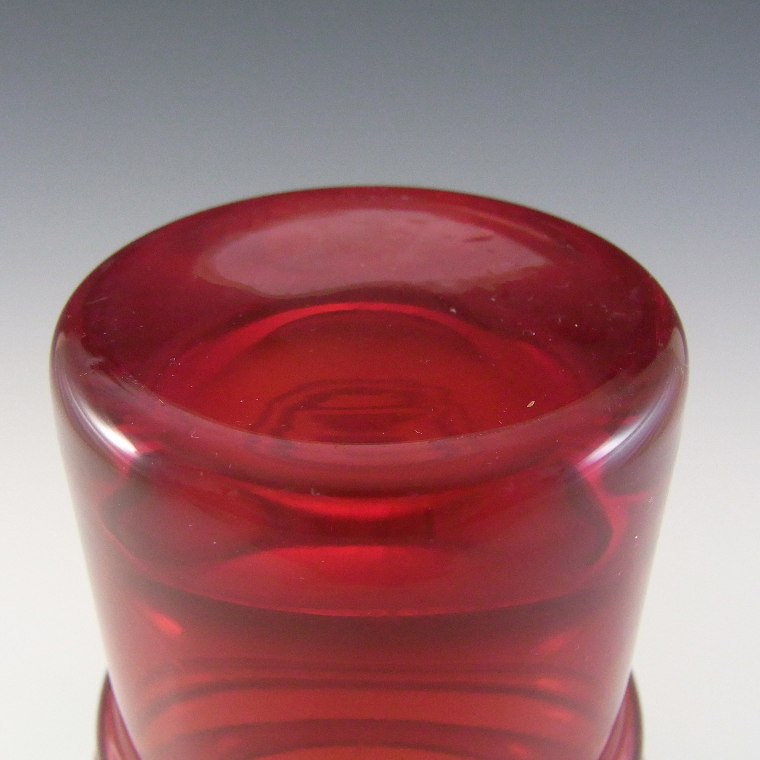 (image for) Riihimaki #1516 Riihimaen Red Glass 'Tulppaani' Vase - Click Image to Close