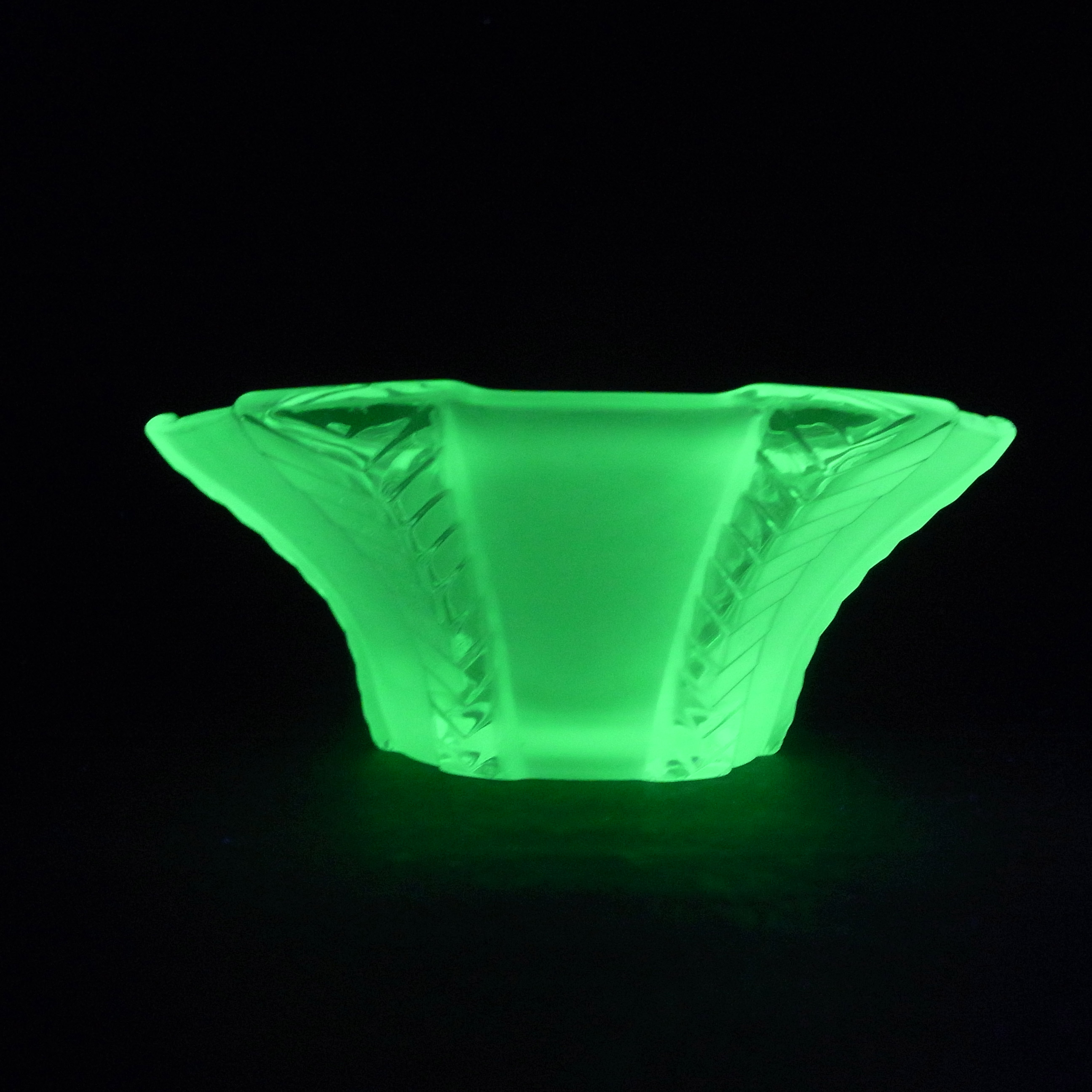 Walther & Söhne Set of 2 Art Deco Uranium Glass 'Athene' Bowls - Click Image to Close