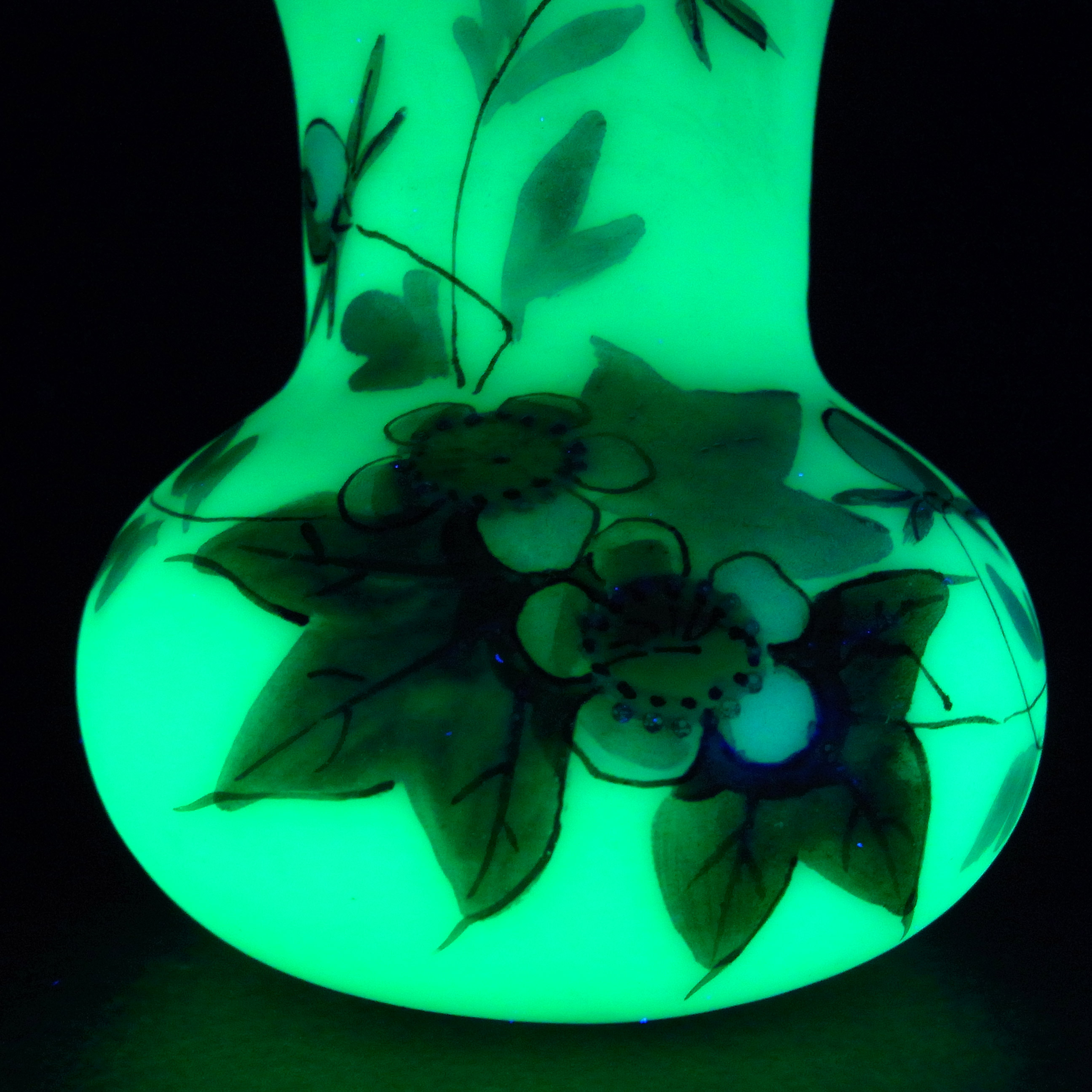 (image for) Thomas Webb Victorian Burmese Uranium 'Hawthorn' Glass Vase - Click Image to Close