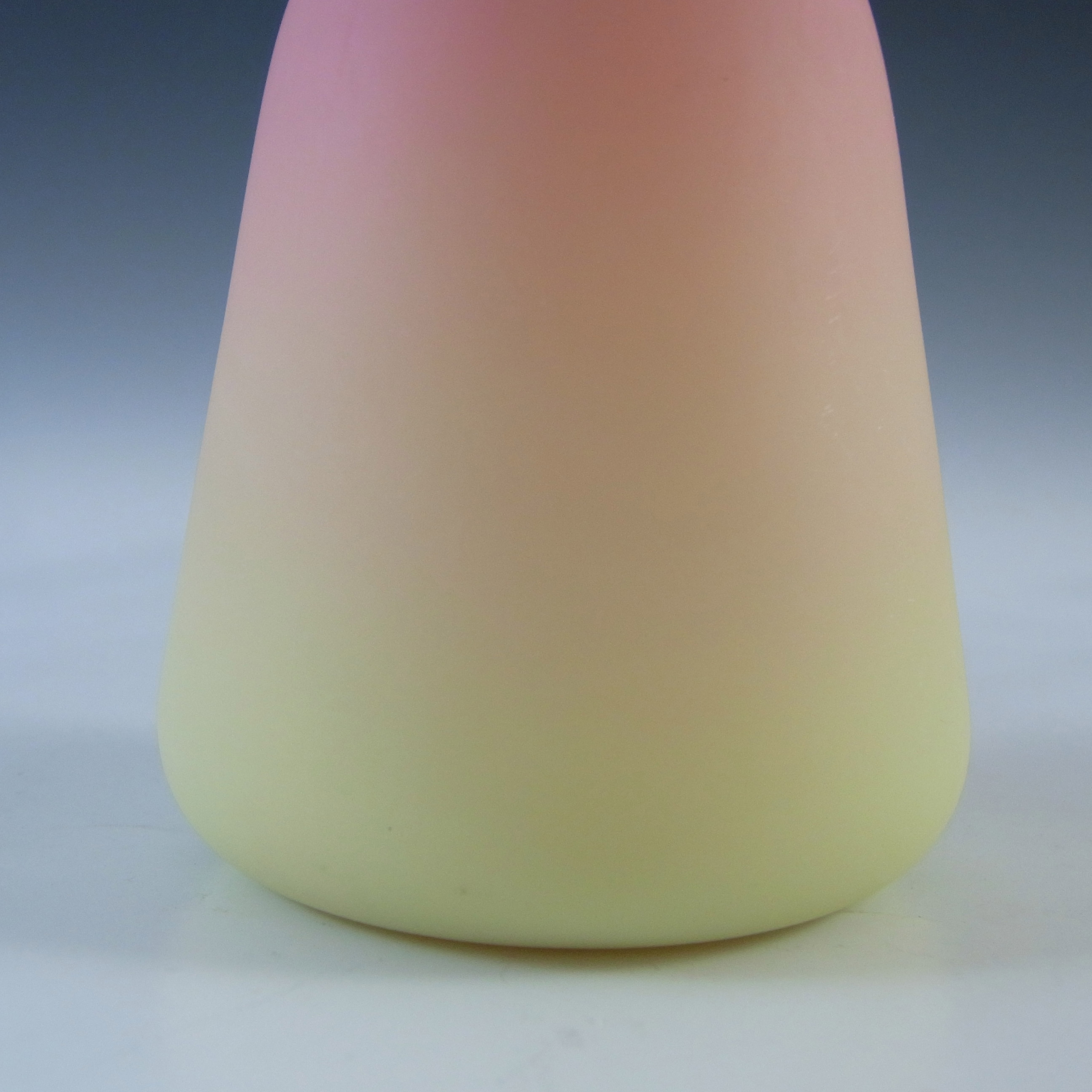 Thomas Webb Victorian Burmese Uranium Pink Glass Vase - Click Image to Close