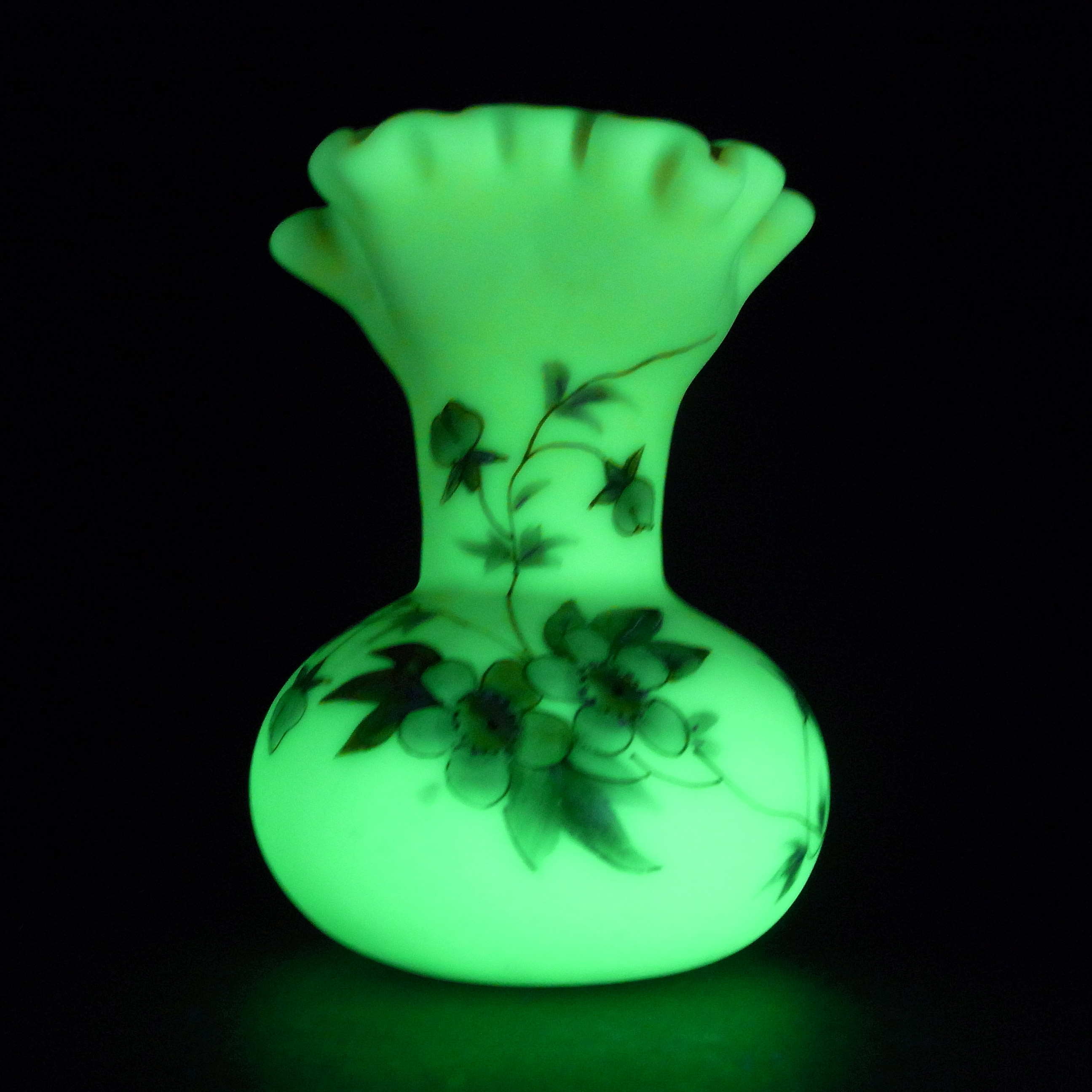 Thomas Webb Victorian Burmese Uranium Floral Glass Vase - Click Image to Close