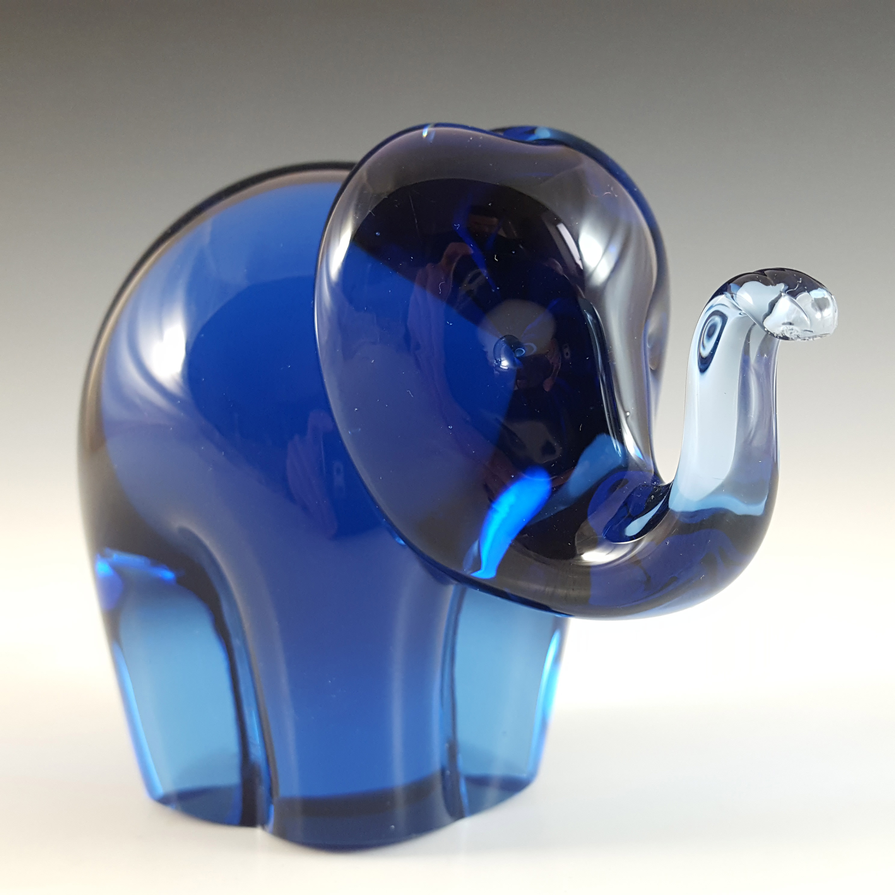 MARKED Wedgwood Blue Glass Elephant Paperweight RSW405 - Click Image to Close
