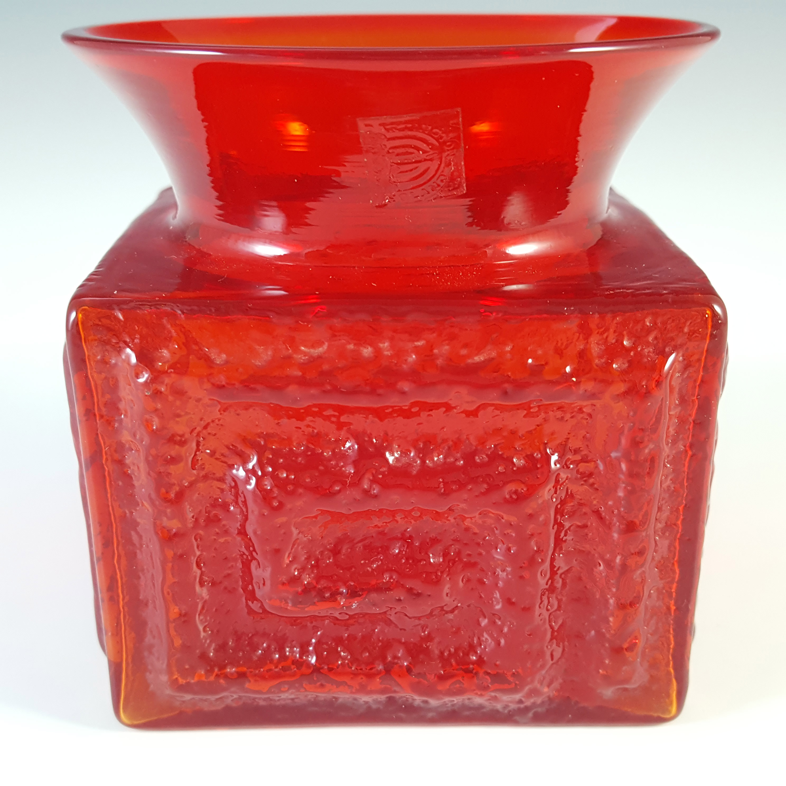Dartington #FT72 Frank Thrower Flame Red Glass Greek Key Vase - Click Image to Close