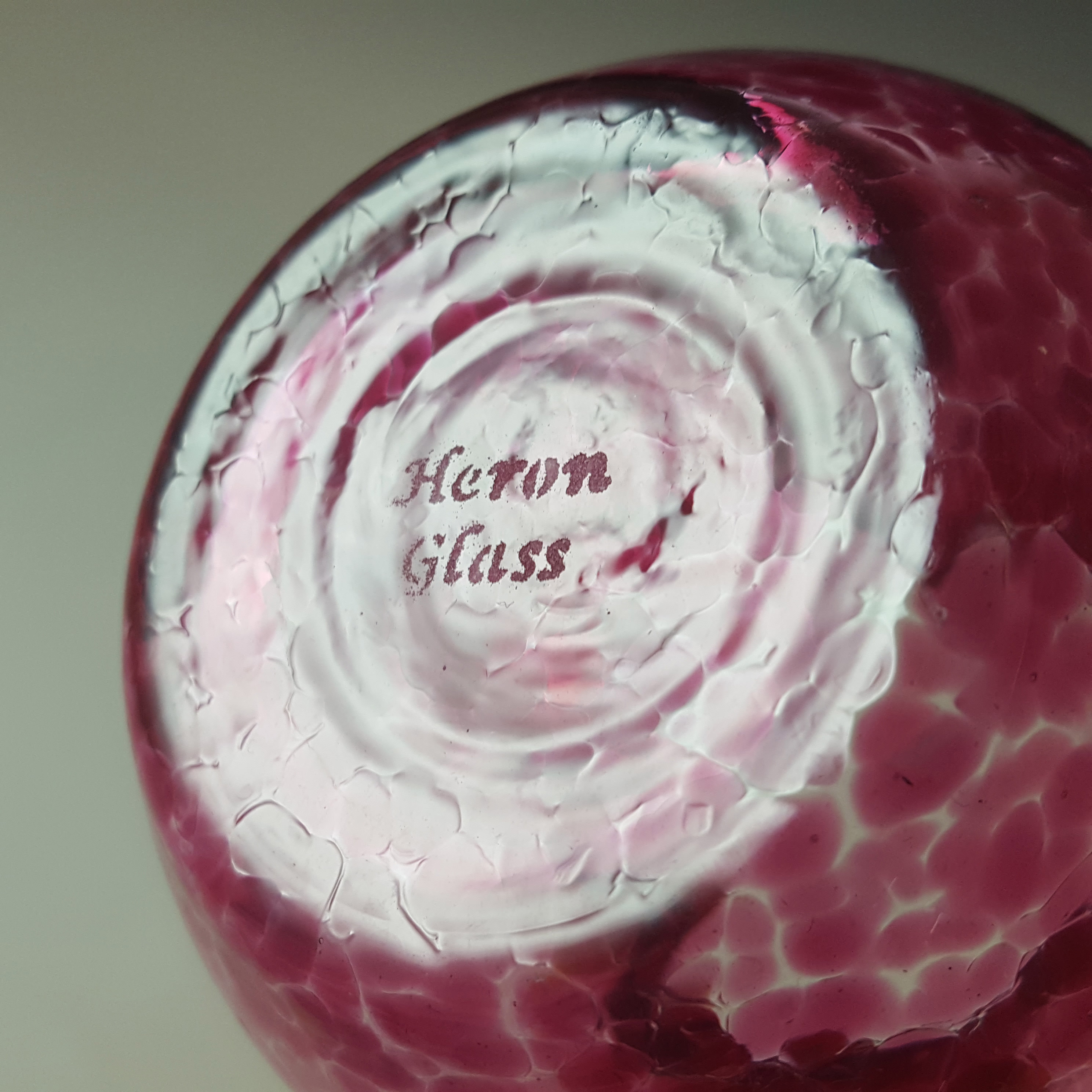 MARKED Heron Glass Speckled Pink British Posy Vase - Click Image to Close