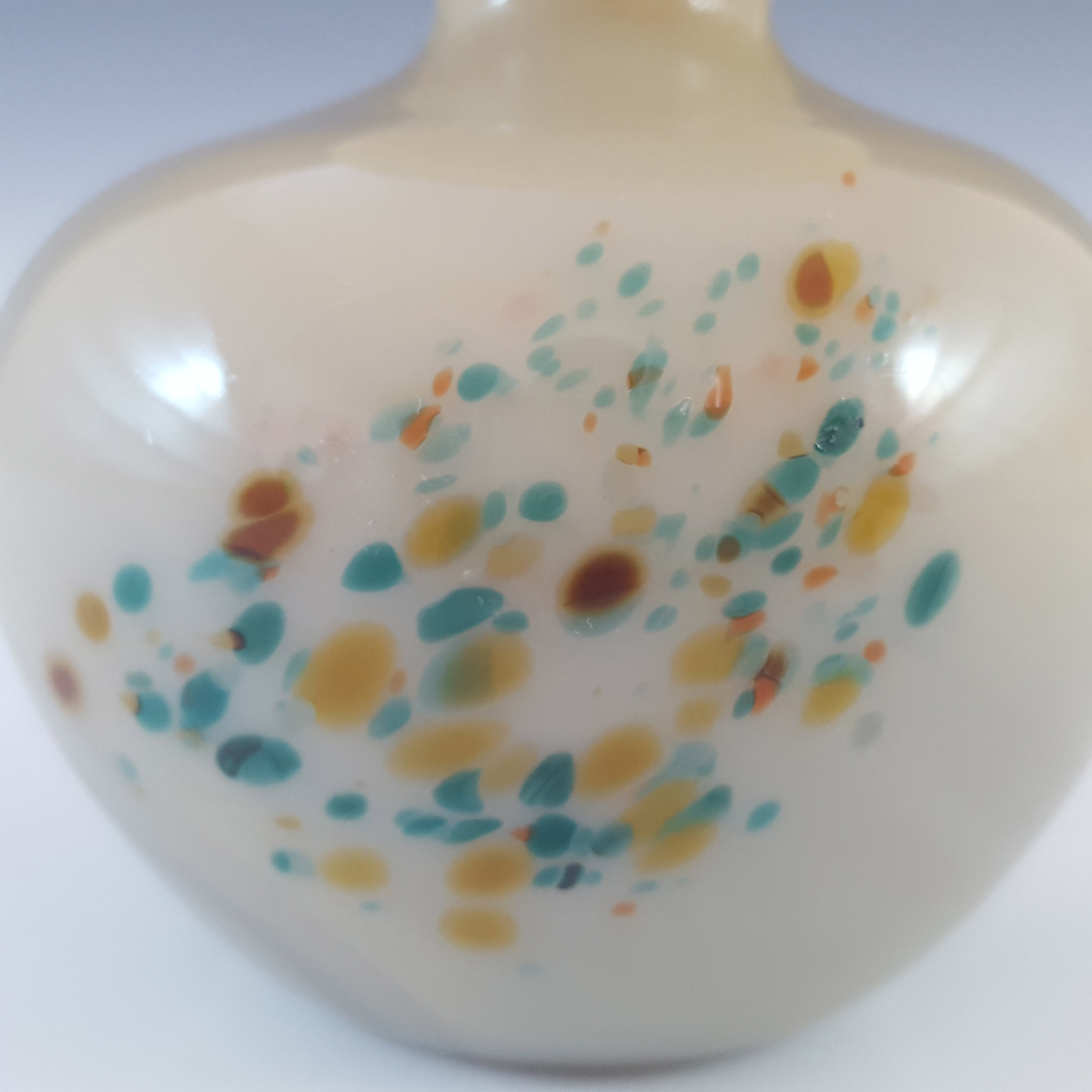 SIGNED Mdina Maltese Cream Speckled Glass Vintage Vase - Click Image to Close