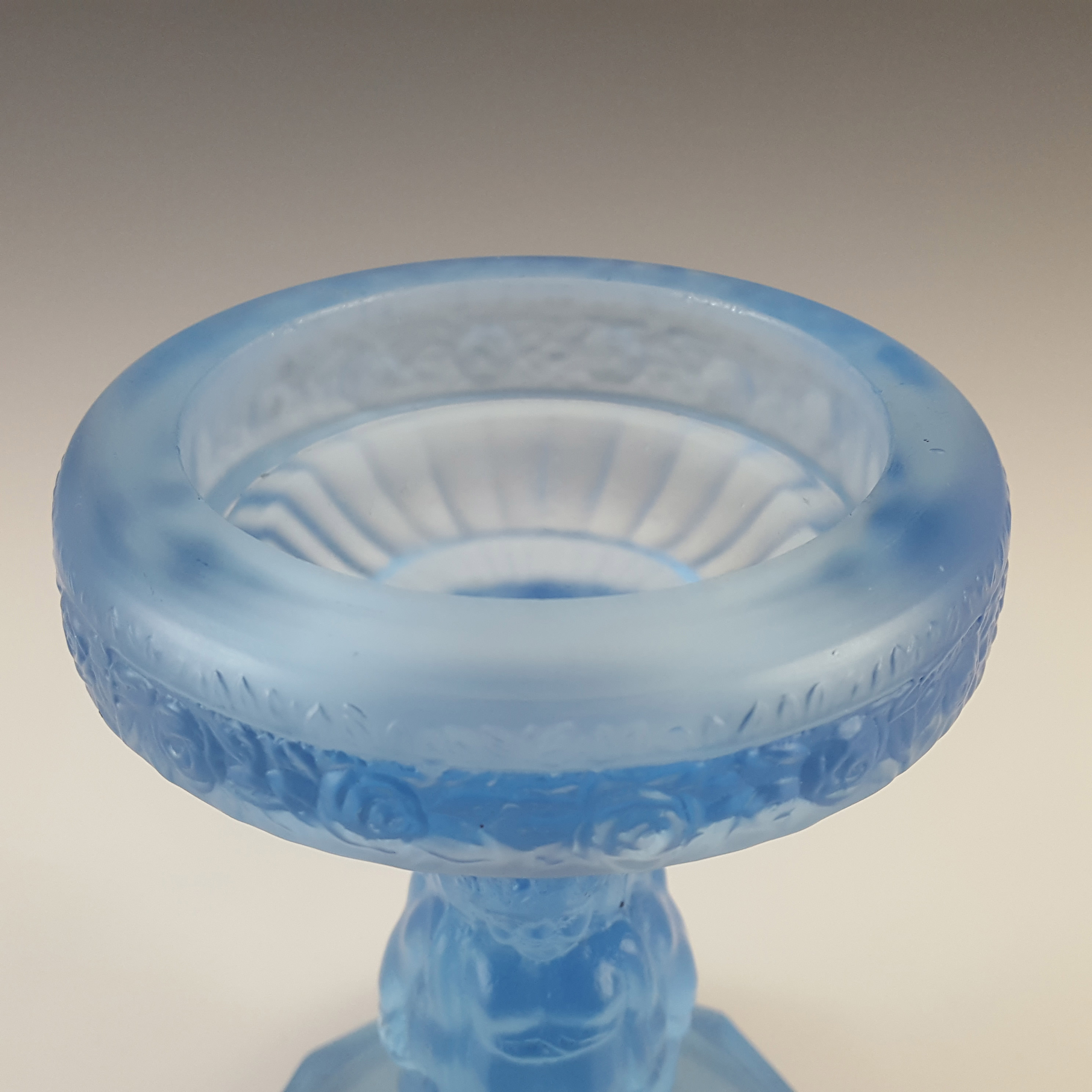 Müller & Co 'Cherubs' Art Deco Blue Glass Centrepiece Stand - Click Image to Close