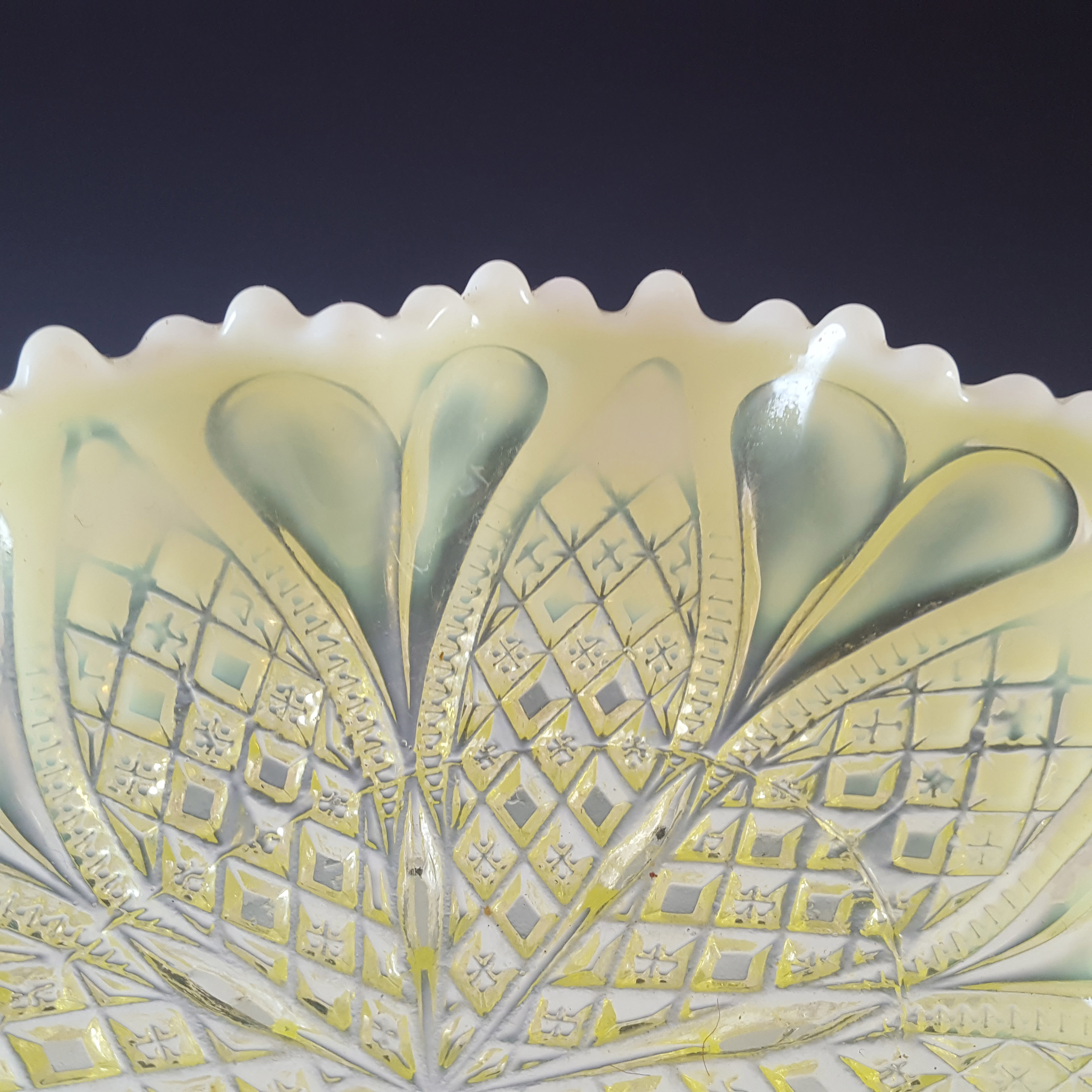 (image for) Davidson Primrose Pearline Glass 7" 'William & Mary' Bowl - Click Image to Close