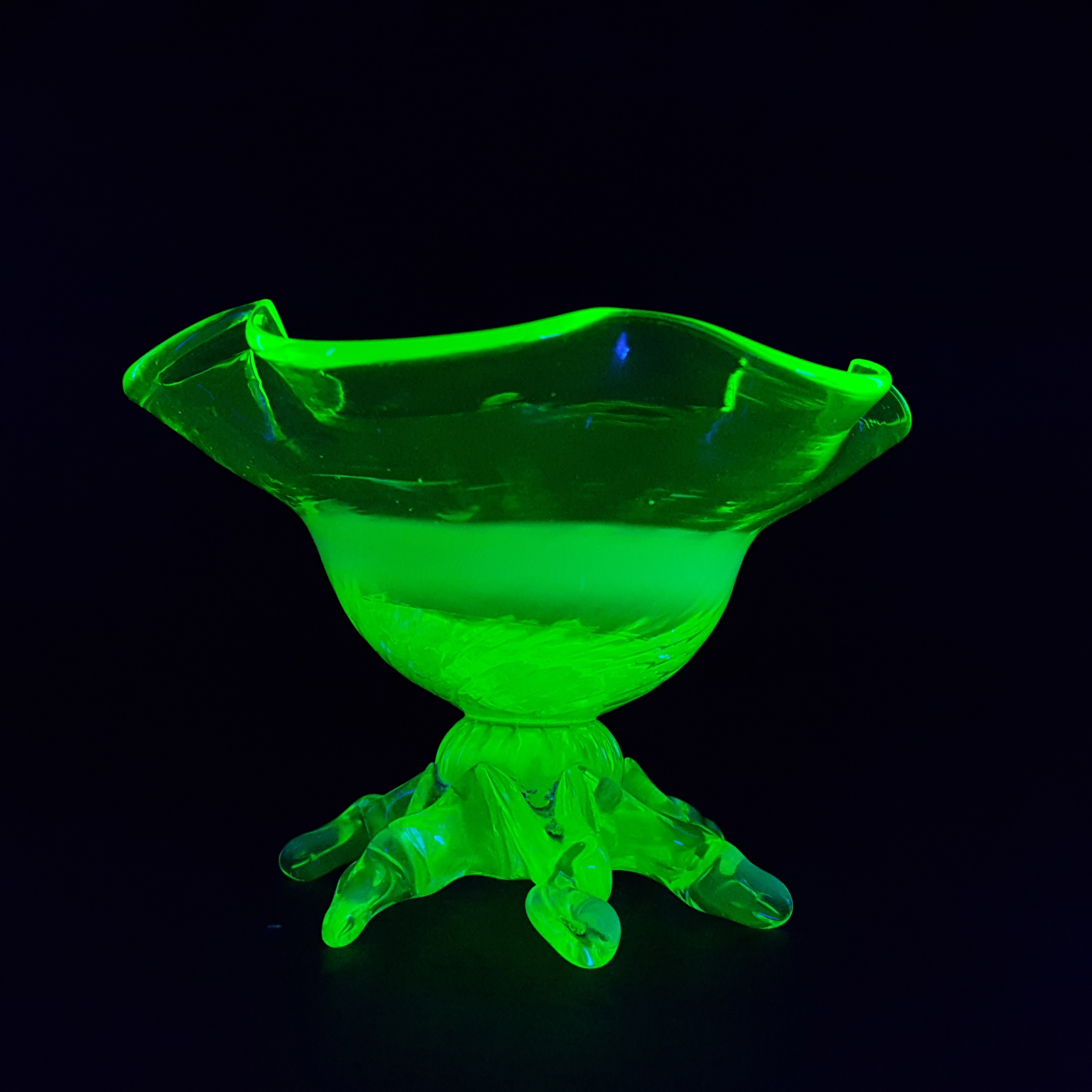 John Walsh Vaseline / Uranium Opalescent Glass Antique Bowl - Click Image to Close