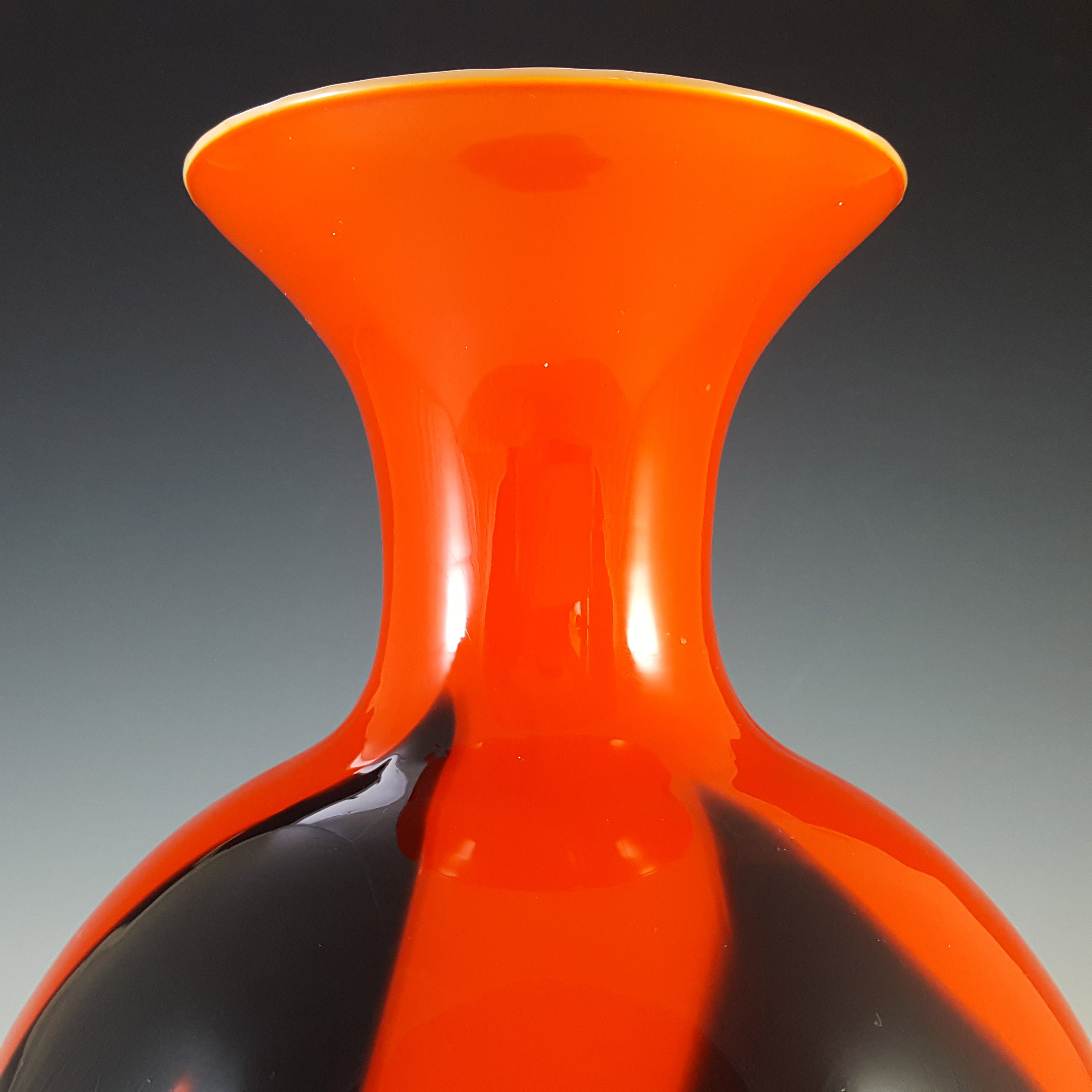 (image for) Vetreria Artigiana Sanminiatello Empoli Italian Red & Black Glass Vase - Click Image to Close