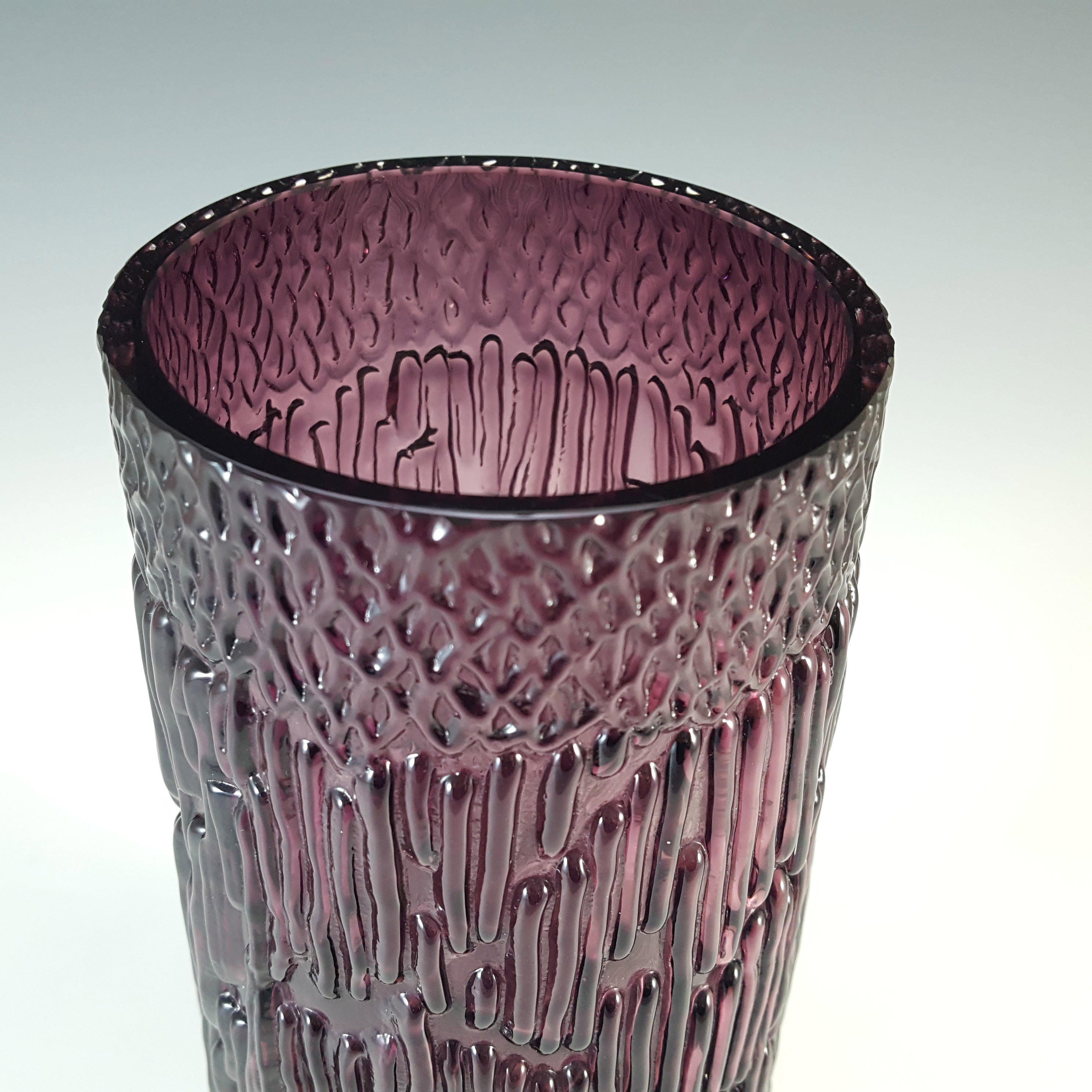 (image for) MARKED Wedgwood / Stennett-Willson Purple Glass Textured Vase RSW626 - Click Image to Close