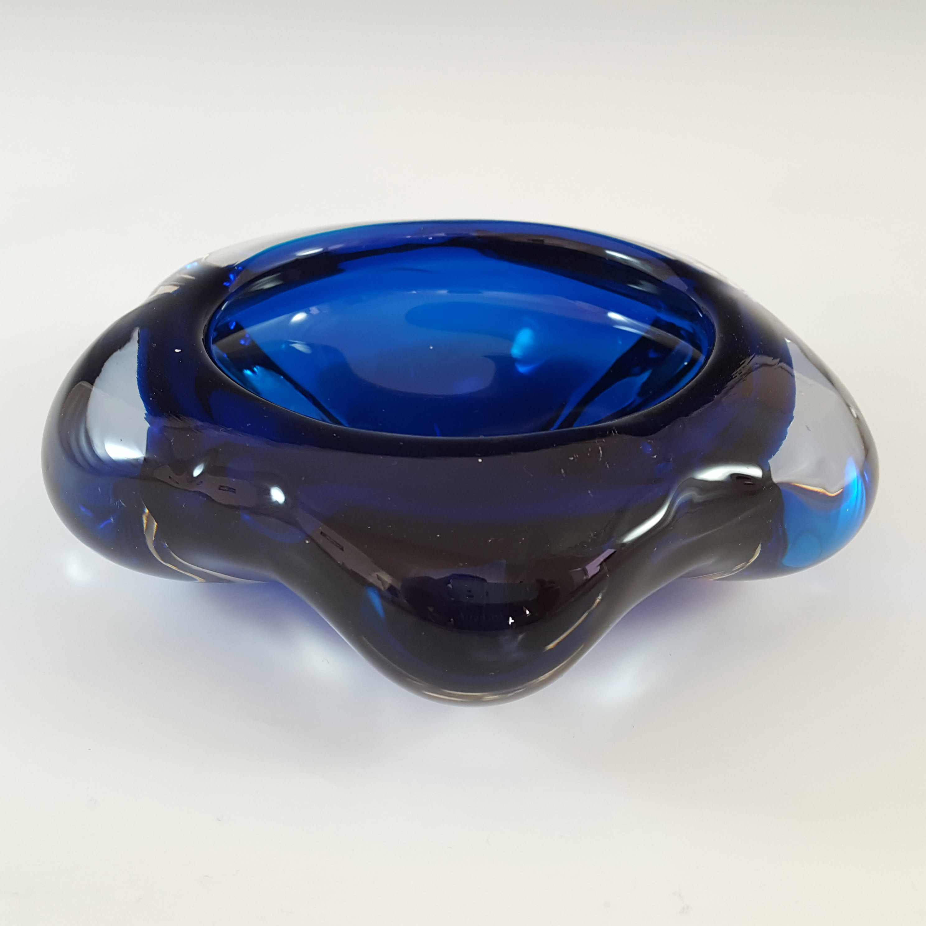 (image for) Whitefriars #9625 Blue Glass Vintage Lobed Bowl / Ashtray - Click Image to Close