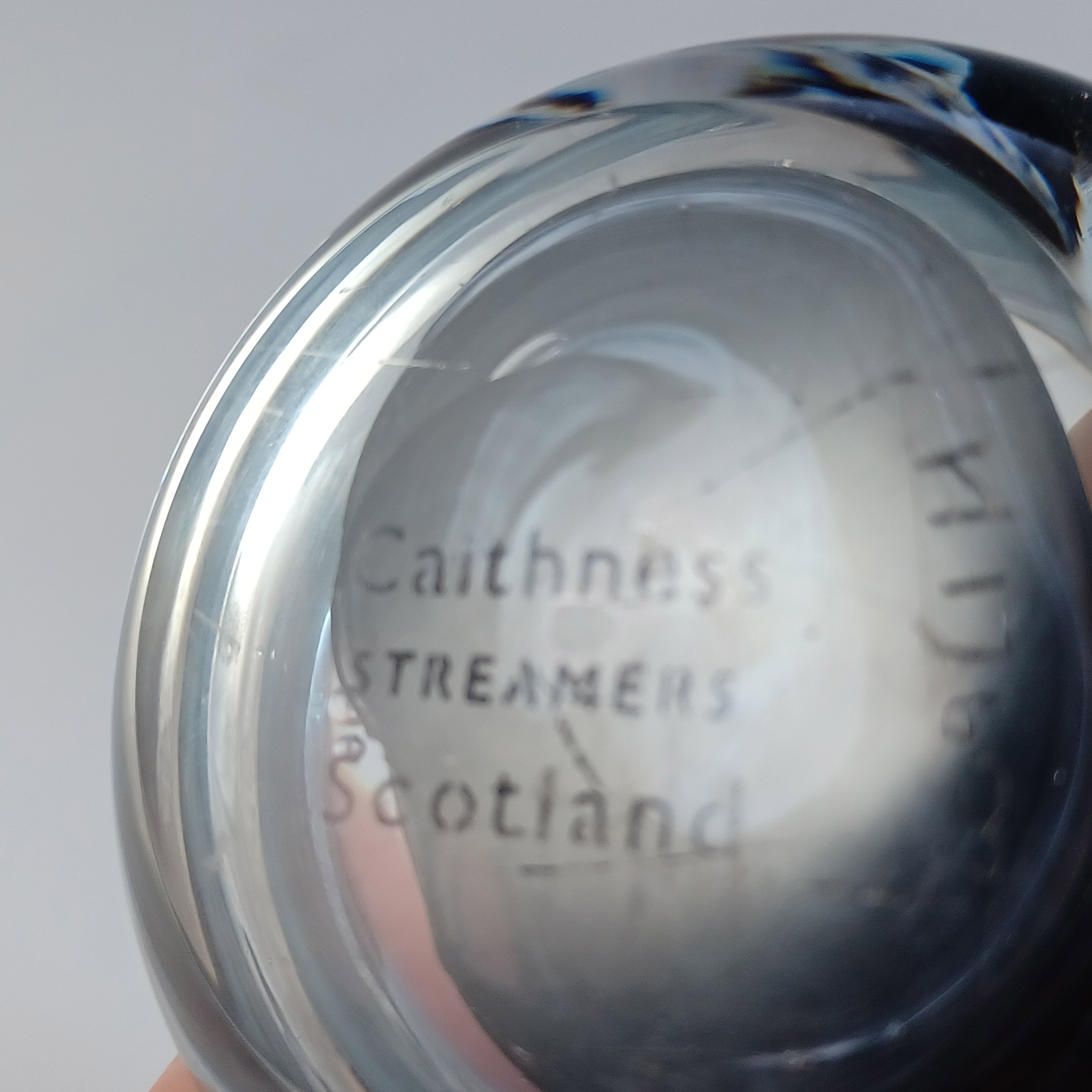 MARKED Caithness Vintage Black & White Glass "Streamers" Paperweight - Click Image to Close
