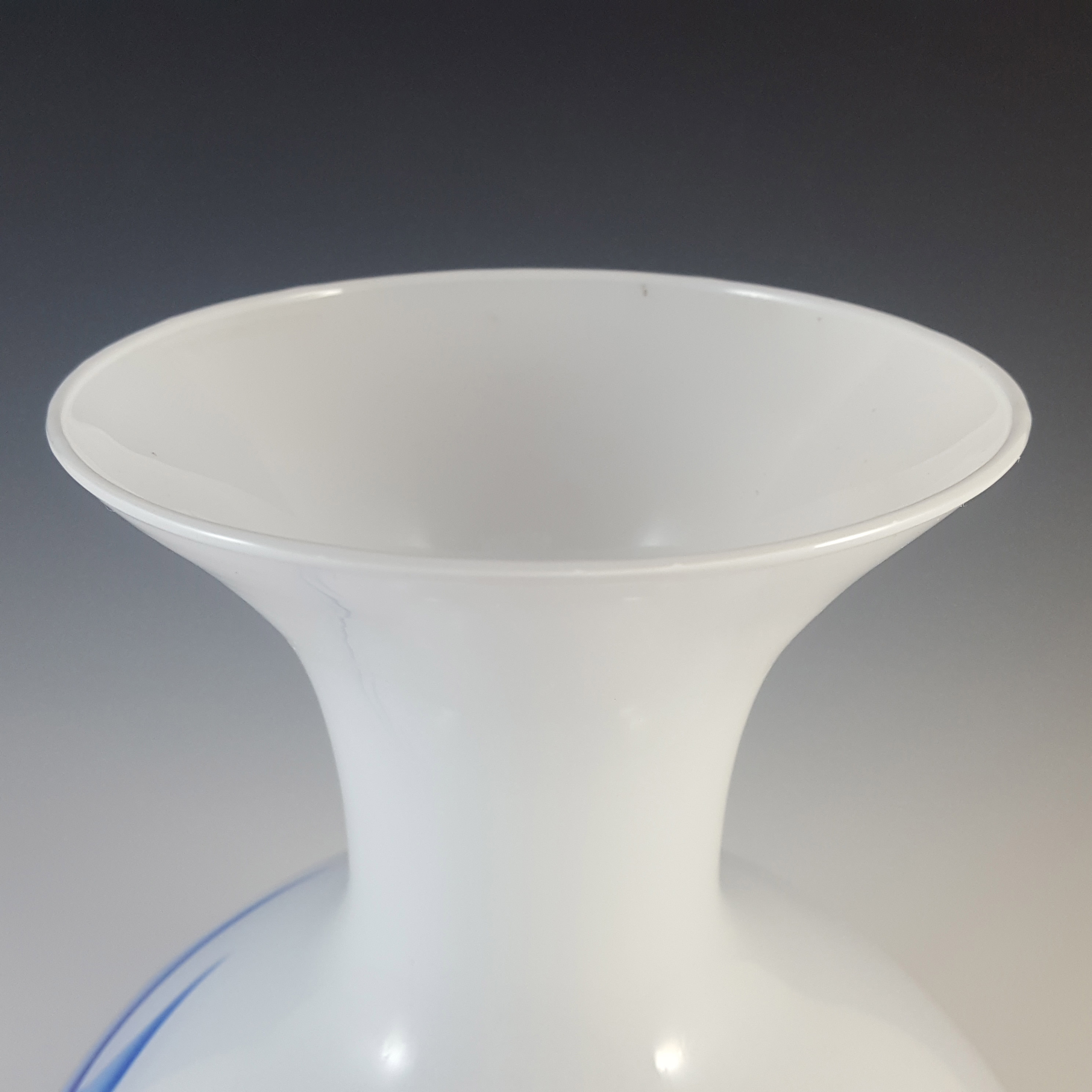 (image for) Vetreria Artigiana Sanminiatello Empoli Blue & White Glass Vase - Click Image to Close